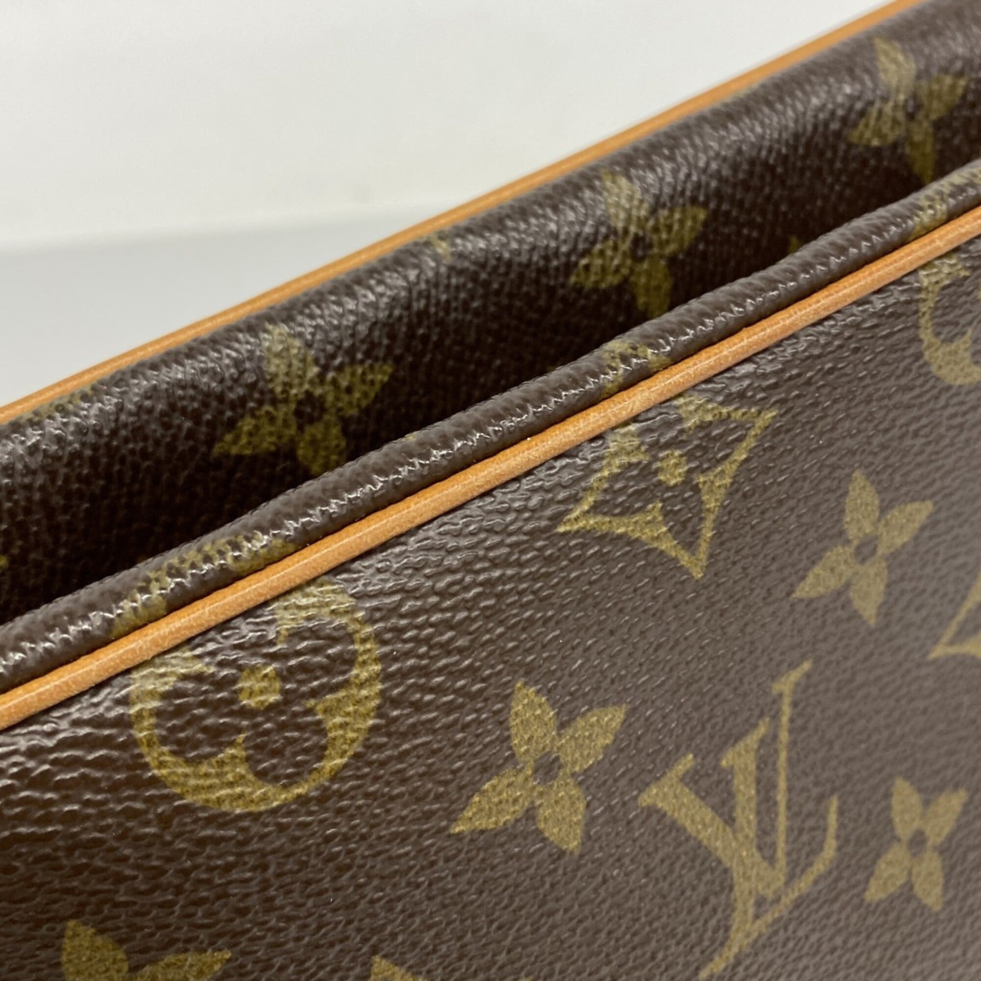 Louis Vuitton Brown Clutch Bag (Pre-Owned)