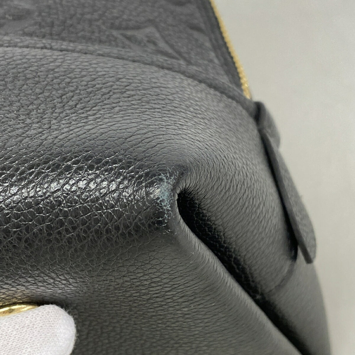 Louis Vuitton Noir Handbag (Pre-Owned)