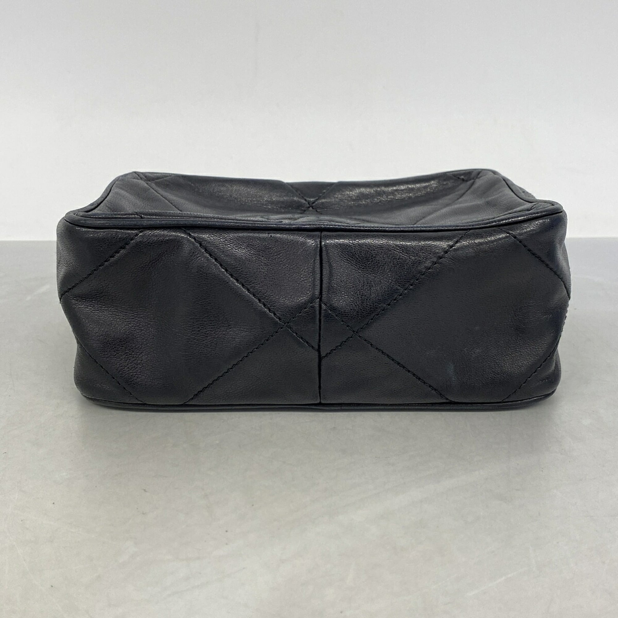 Chanel Black Leather Shoulder Bag (Pre-Owned)