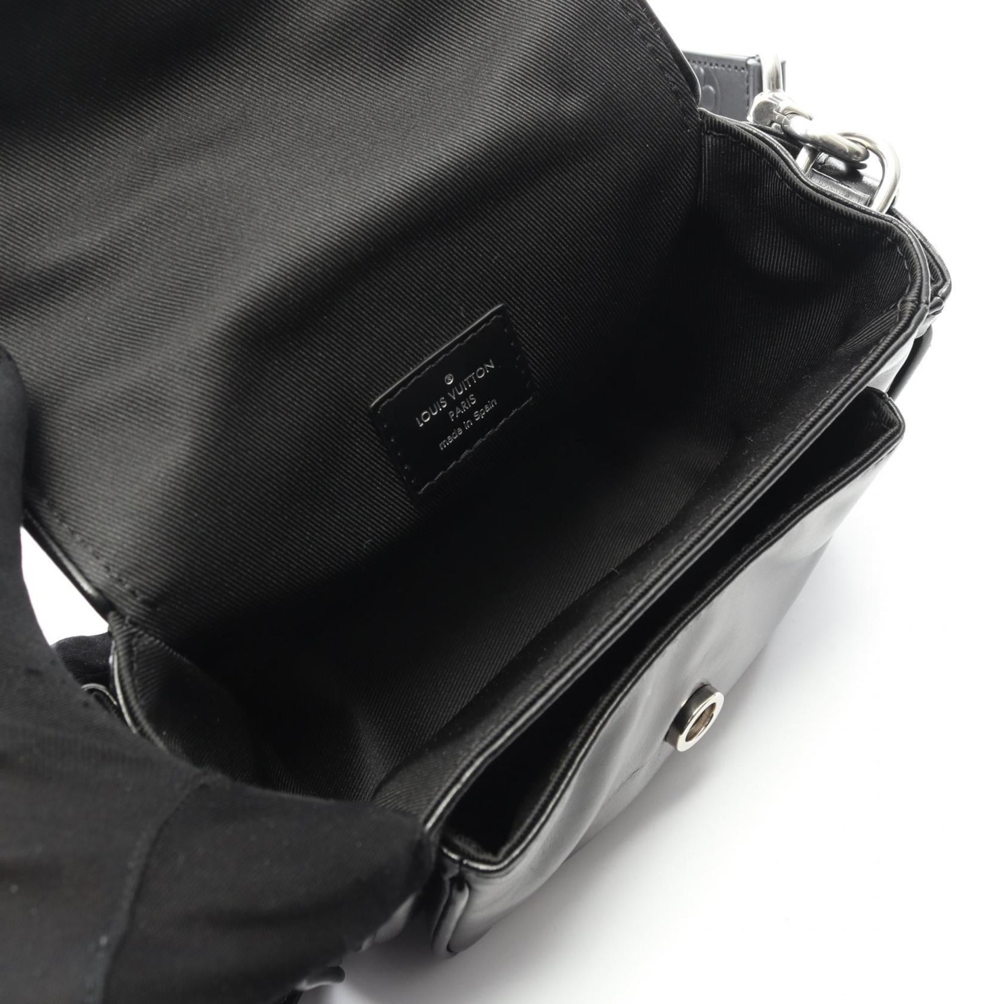 Louis Vuitton Black Leather Shoulder Bag (Pre-Owned)