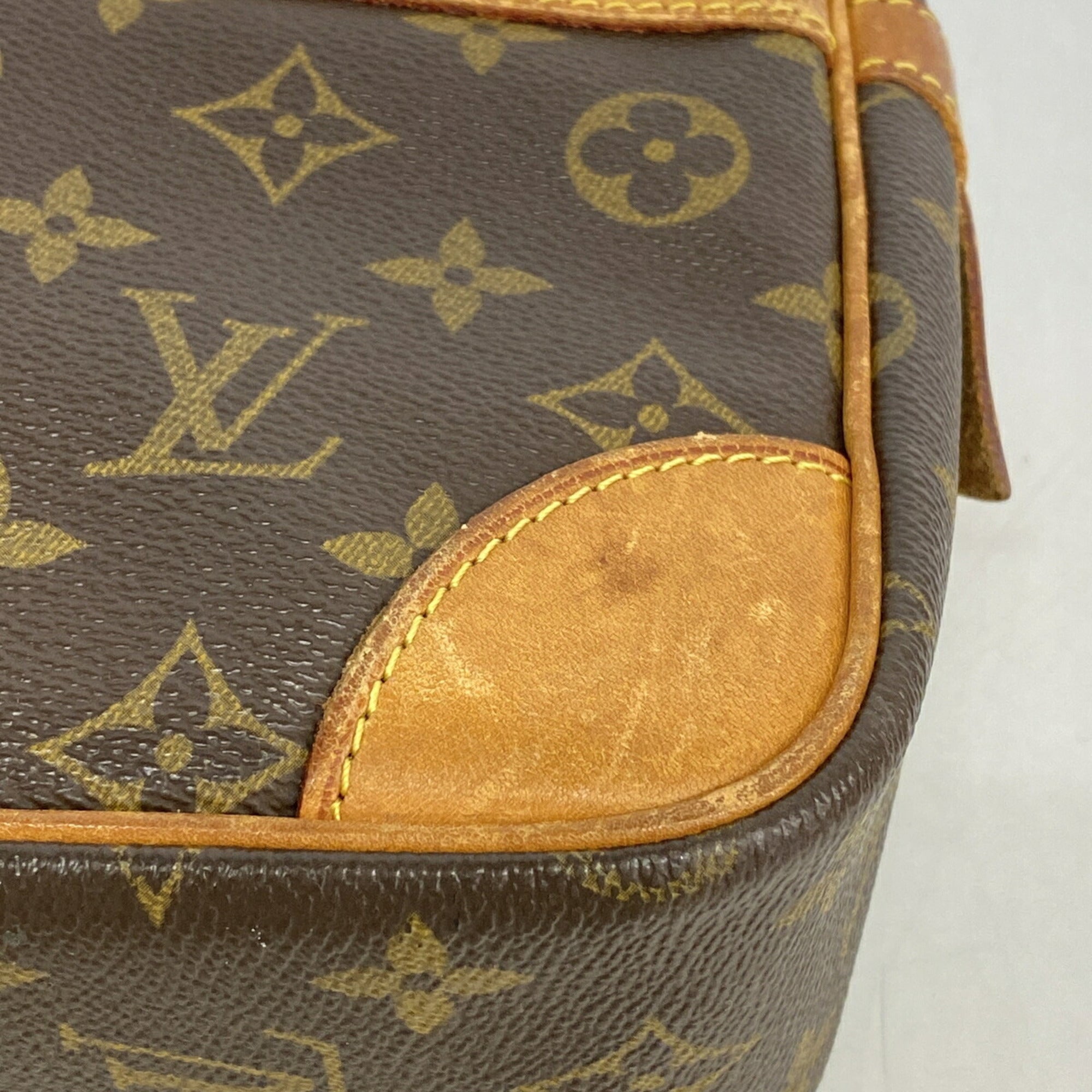 Louis Vuitton Brown Clutch Bag (Pre-Owned)