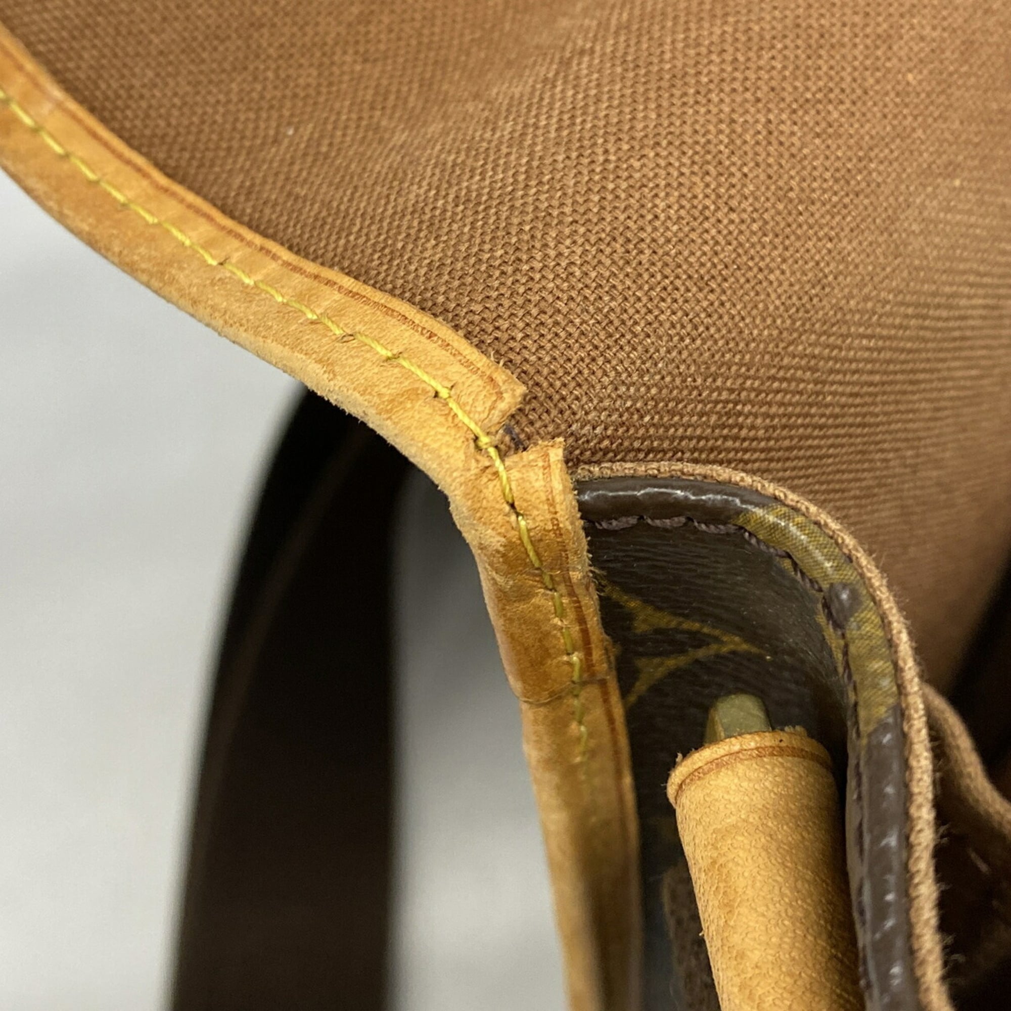 Louis Vuitton Brown Shoulder Bag (Pre-Owned)
