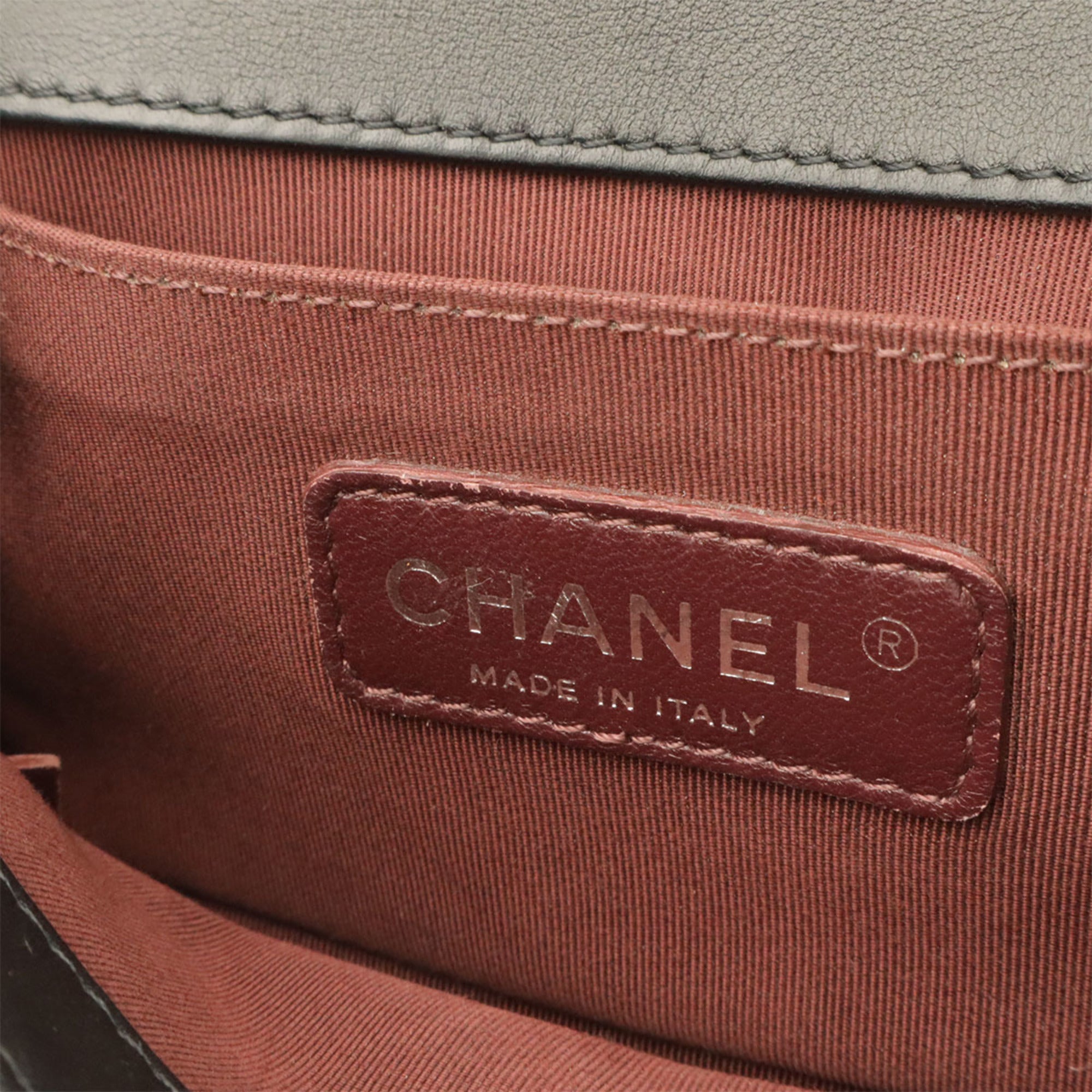 Chanel Black Leather Shoulder Bag (Pre-Owned)