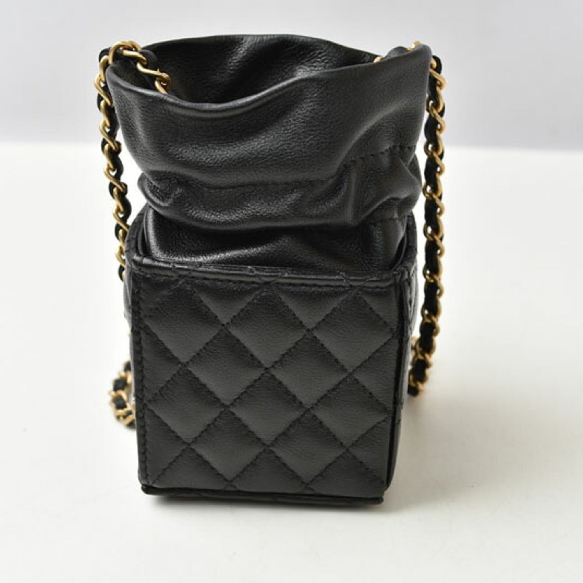 Chanel Black Leather Shoulder Bag (Pre-Owned)
