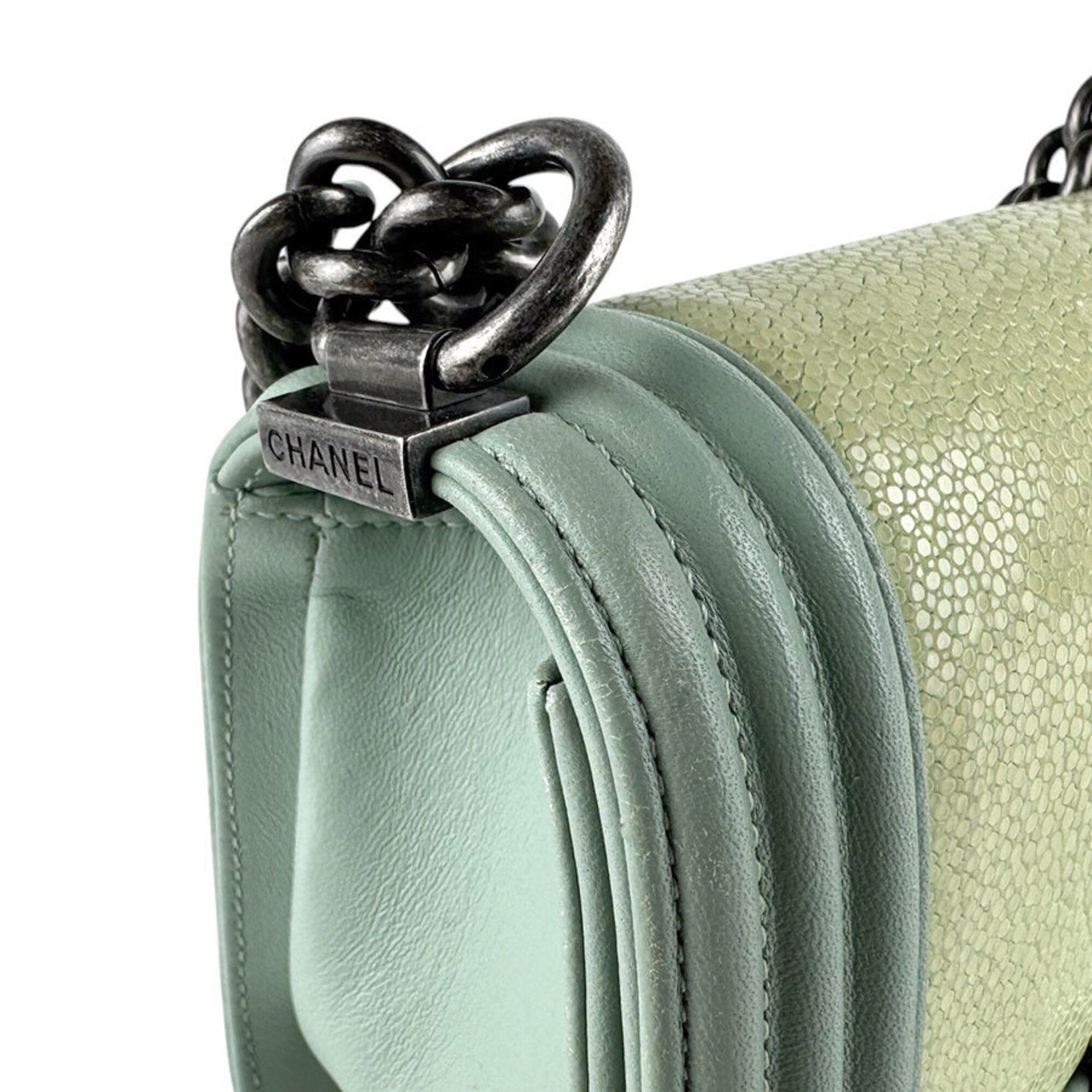 Chanel Green Leather Shoulder Bag (Pre-Owned)