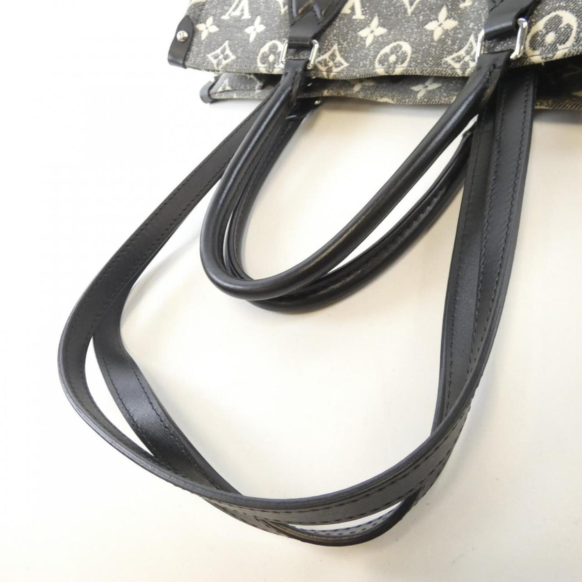 Louis Vuitton Gris Canvas Handbag (Pre-Owned)