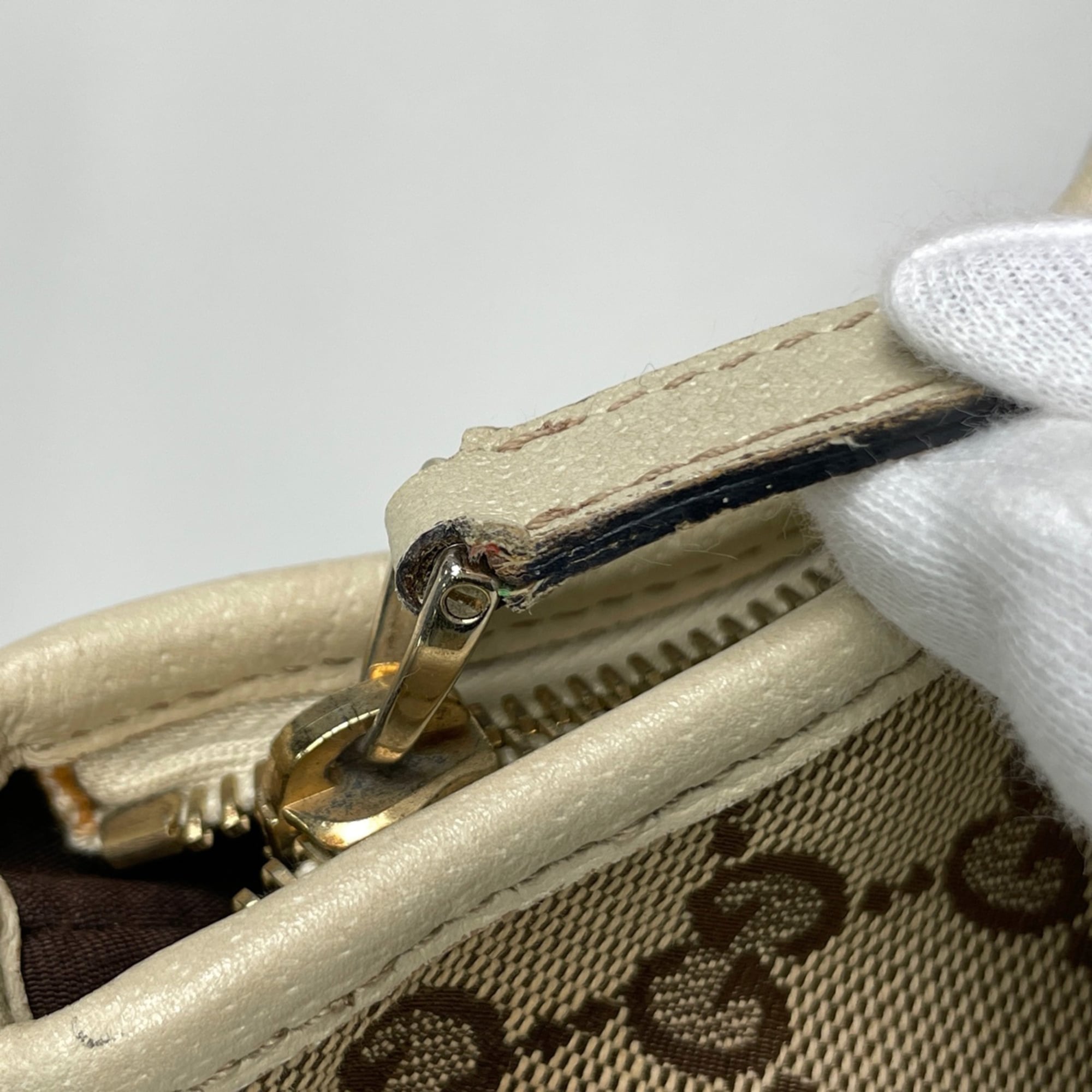 Gucci Beige Ivory Gg Canvas Leather Shoulder Bag (Pre-Owned)