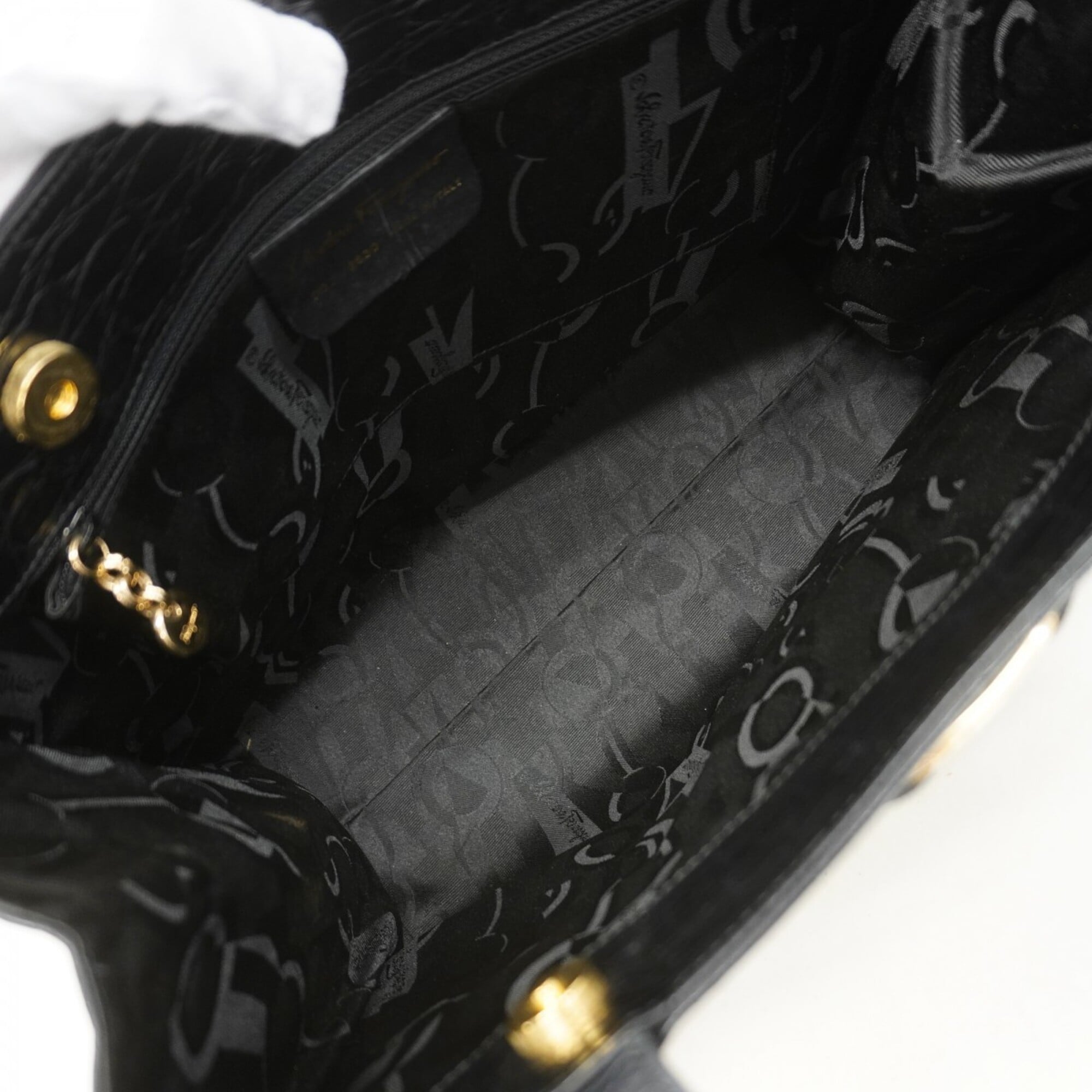 Salvatore Ferragamo Black Leather Shoulder Bag (Pre-Owned)