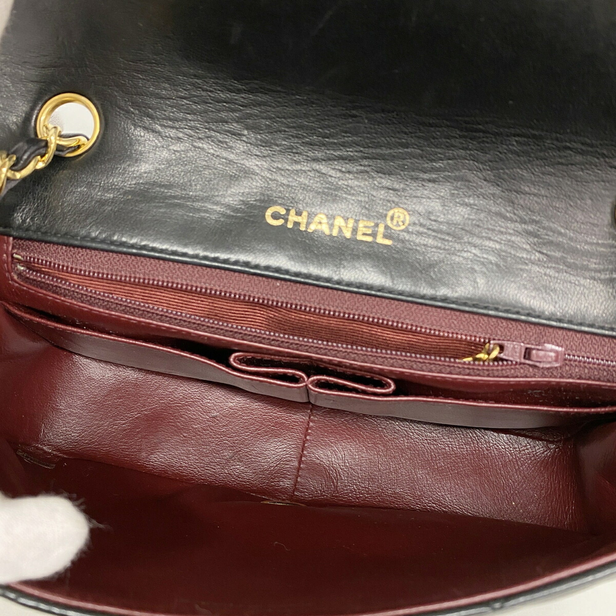 Chanel Black Leather Shoulder Bag (Pre-Owned)
