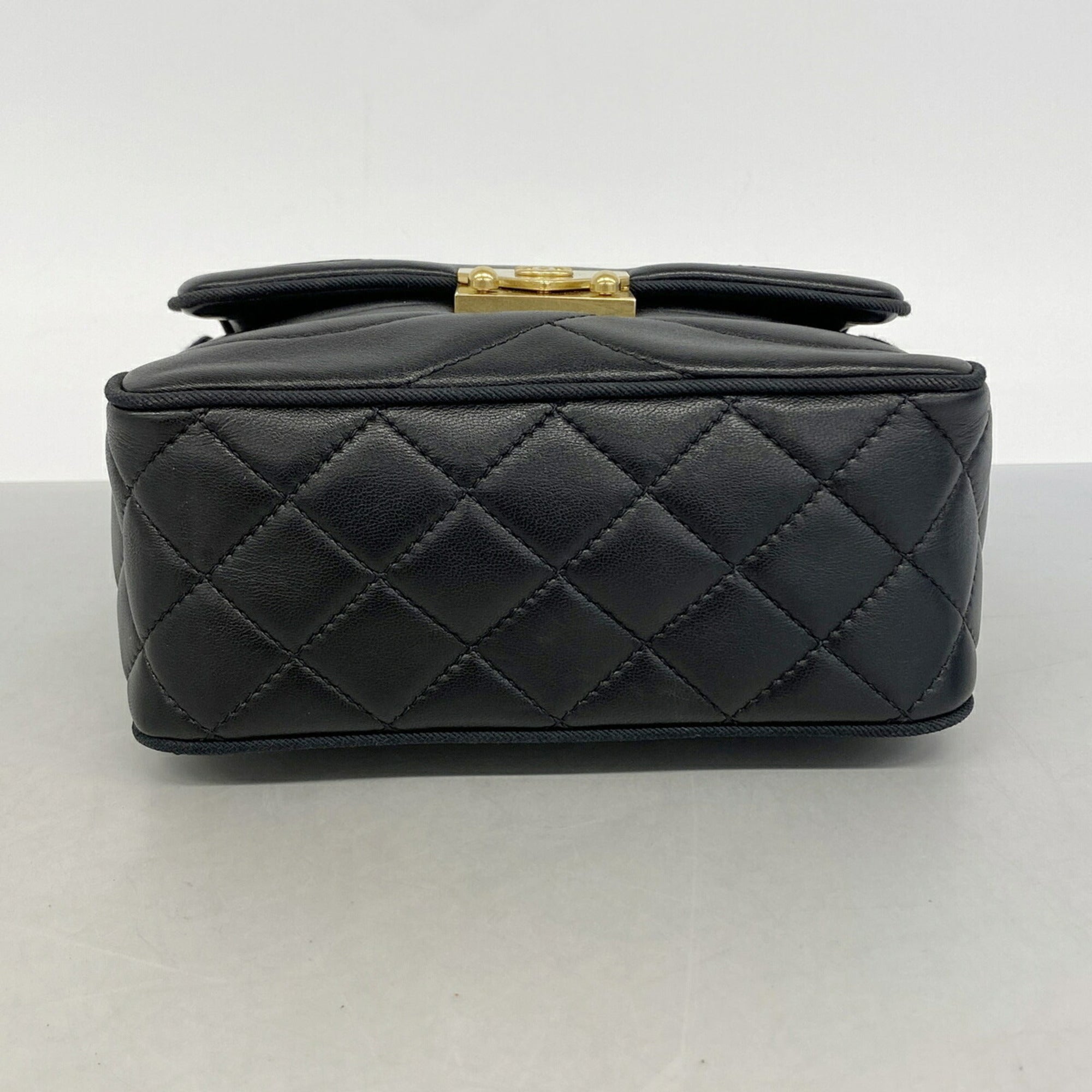 Chanel Black Leather Shoulder Bag (Pre-Owned)