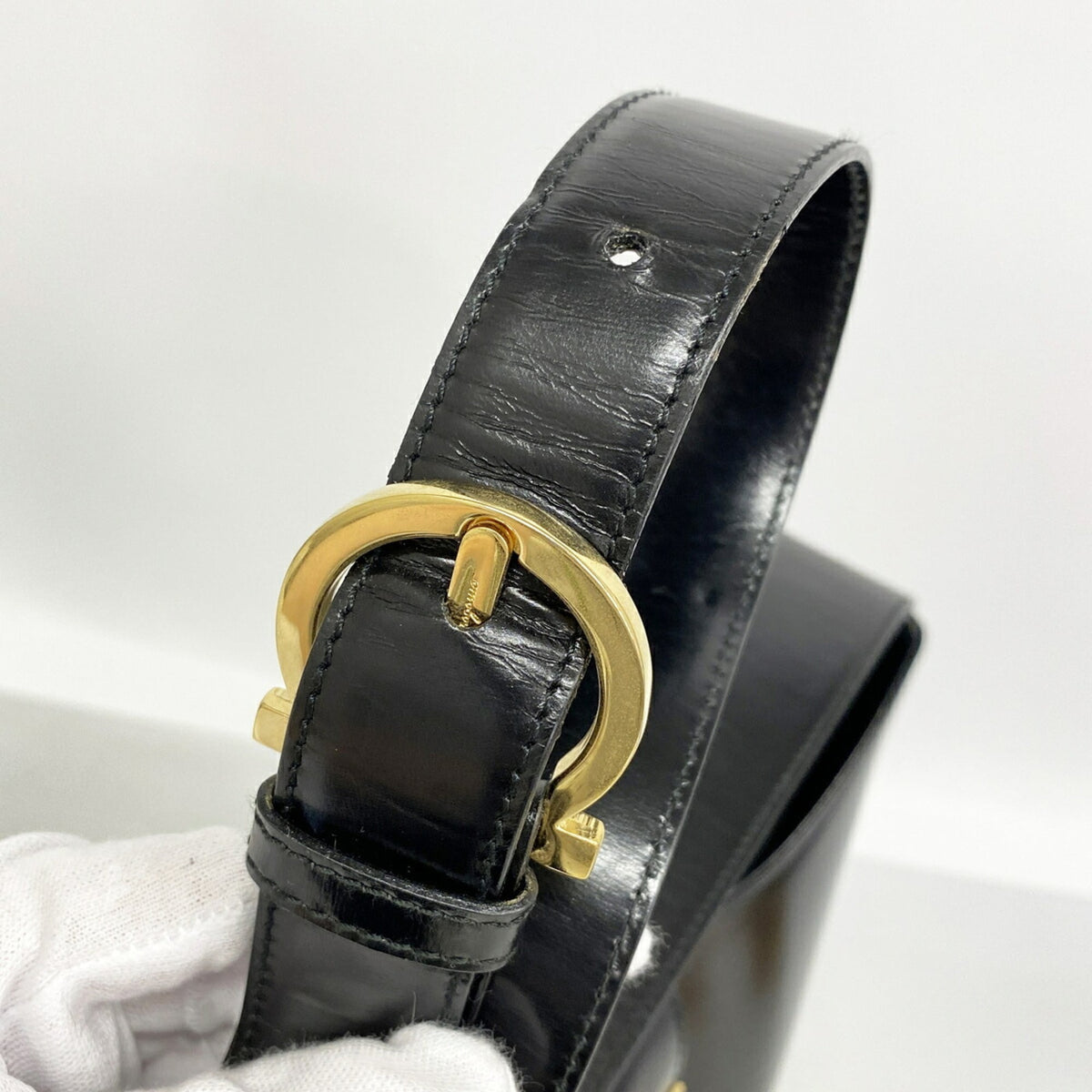 Salvatore Ferragamo Black Leather Shoulder Bag (Pre-Owned)