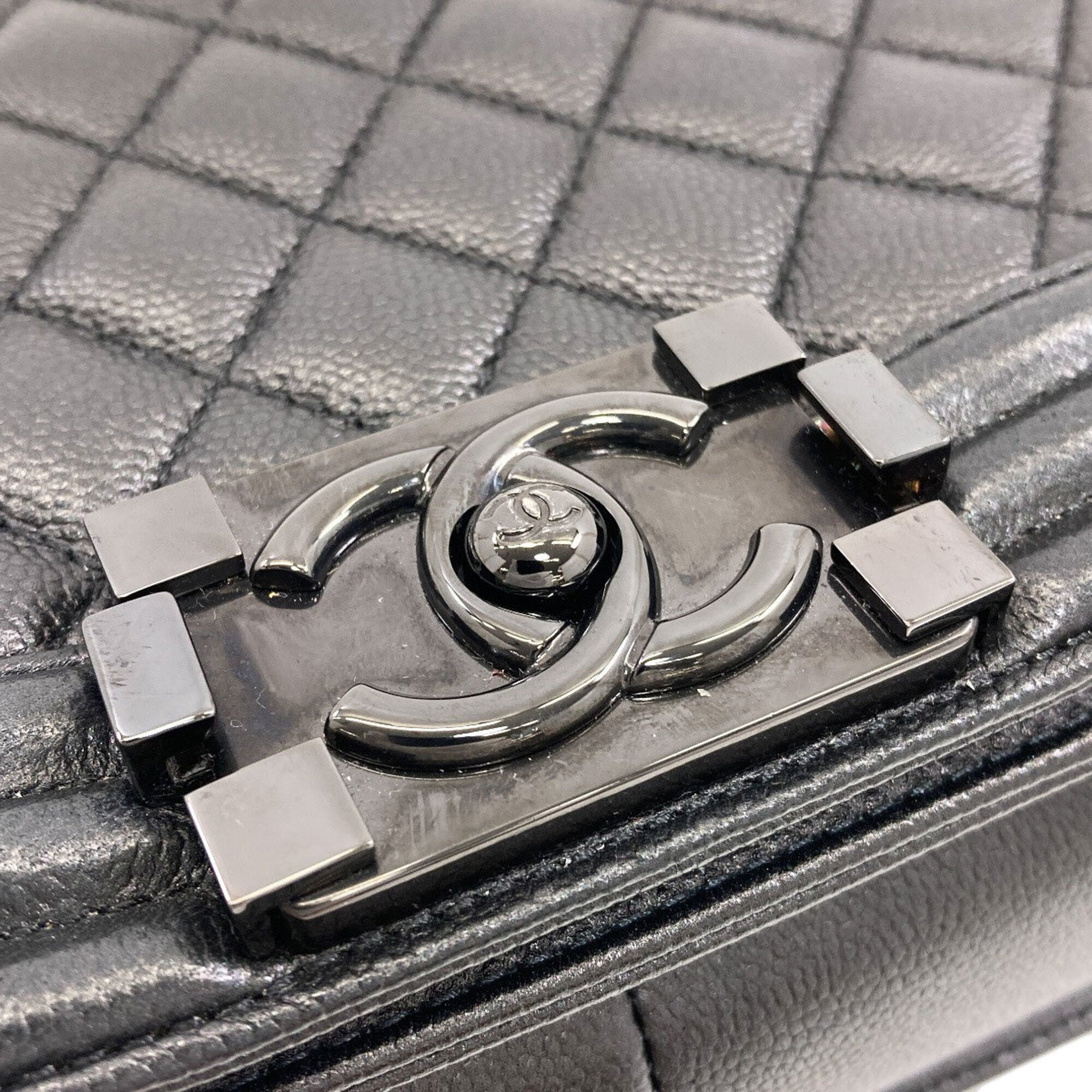 Chanel Black Leather Shoulder Bag (Pre-Owned)