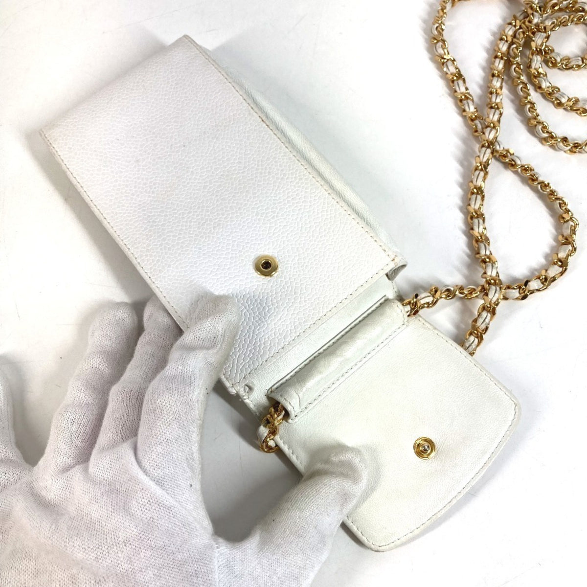 Chanel White Grained Calfskin Phone Wallet (Pre-Owned)