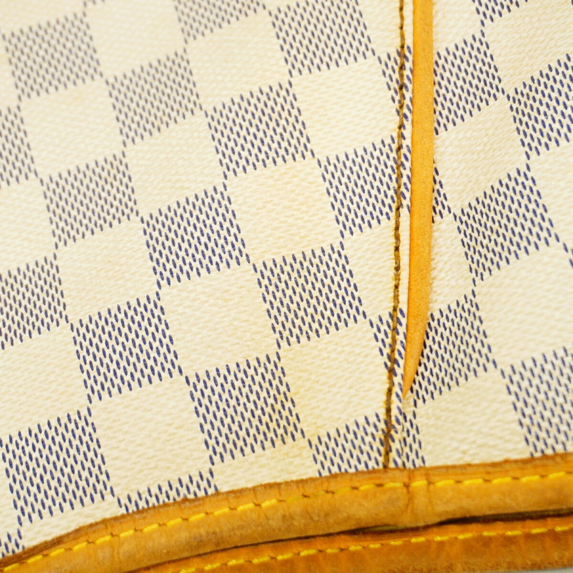 Louis Vuitton White Shoulder Bag (Pre-Owned)