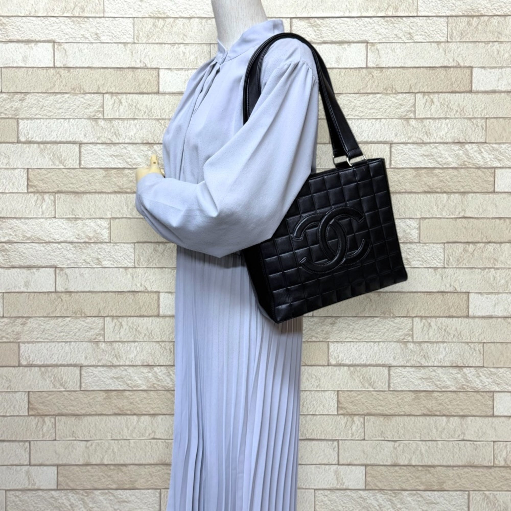 Chanel Black Leather Shoulder Bag (Pre-Owned)