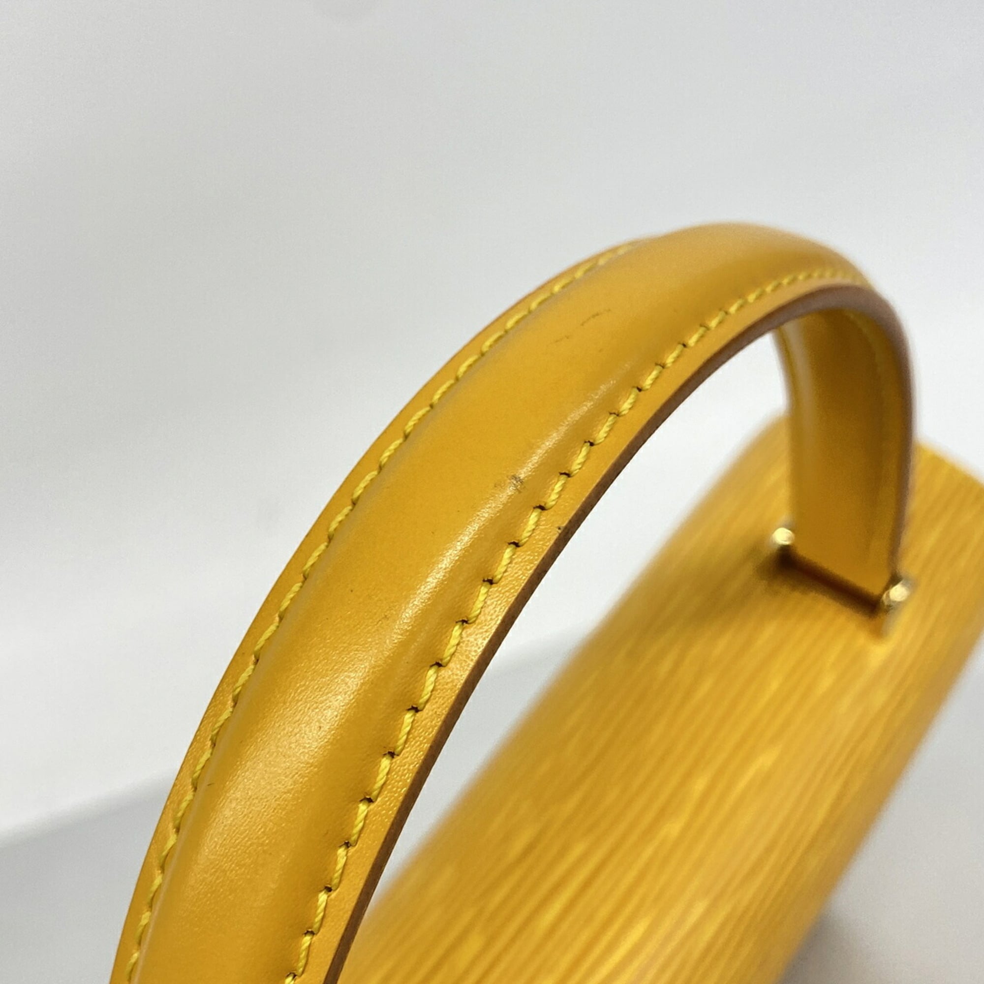 Louis Vuitton Jaune Handbag (Pre-Owned)