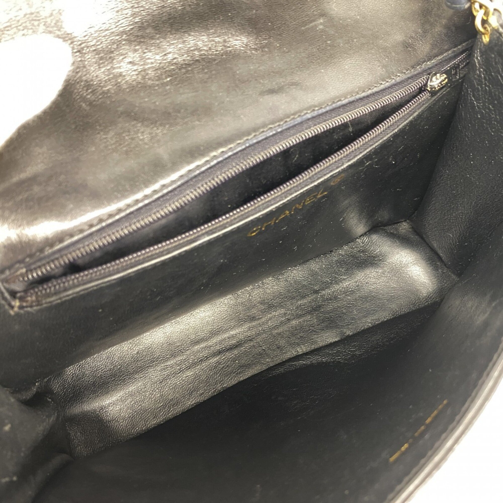 Chanel Black Leather Shoulder Bag (Pre-Owned)