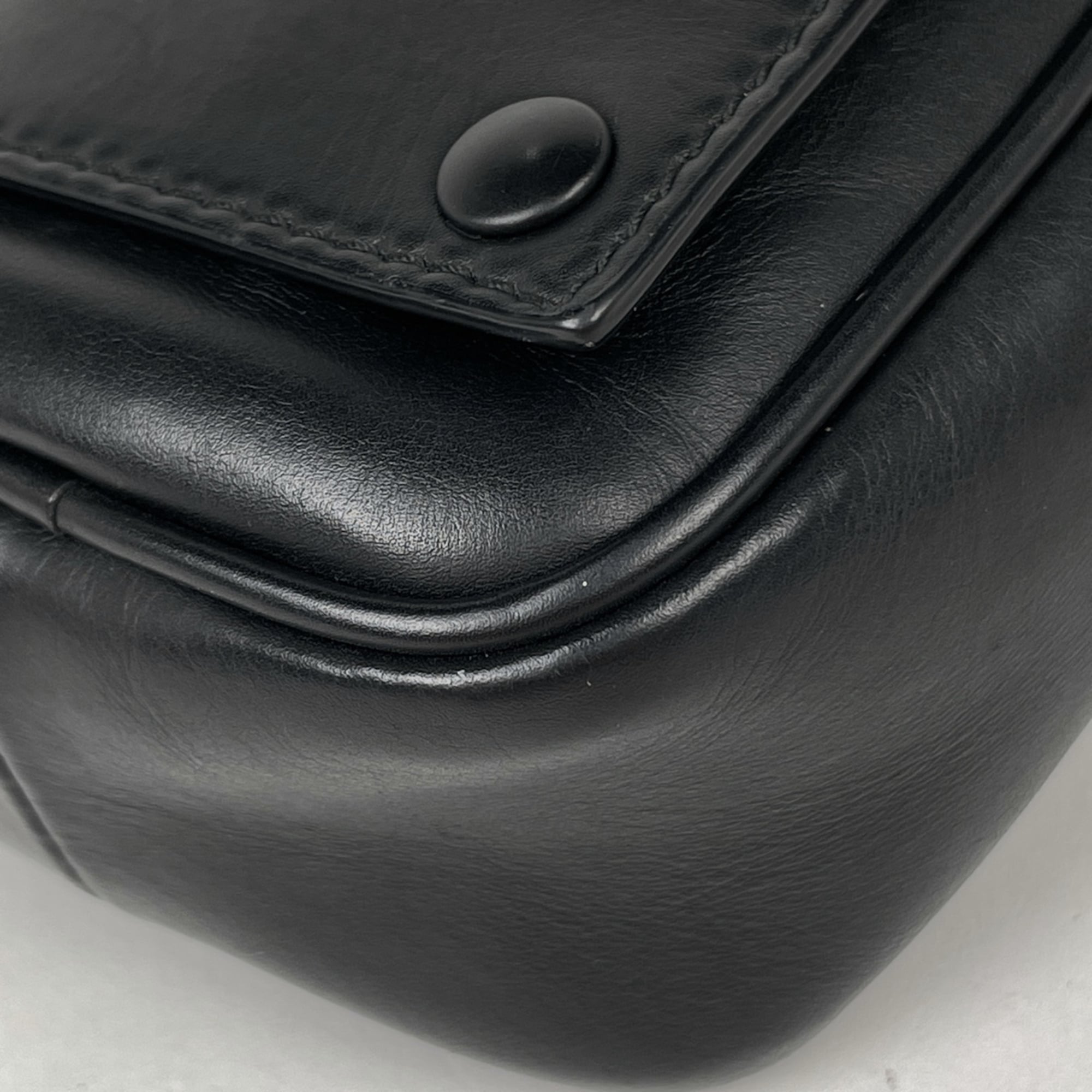 Bottega Veneta Black Leather Pouch Shoulder Bag (Pre-Owned)