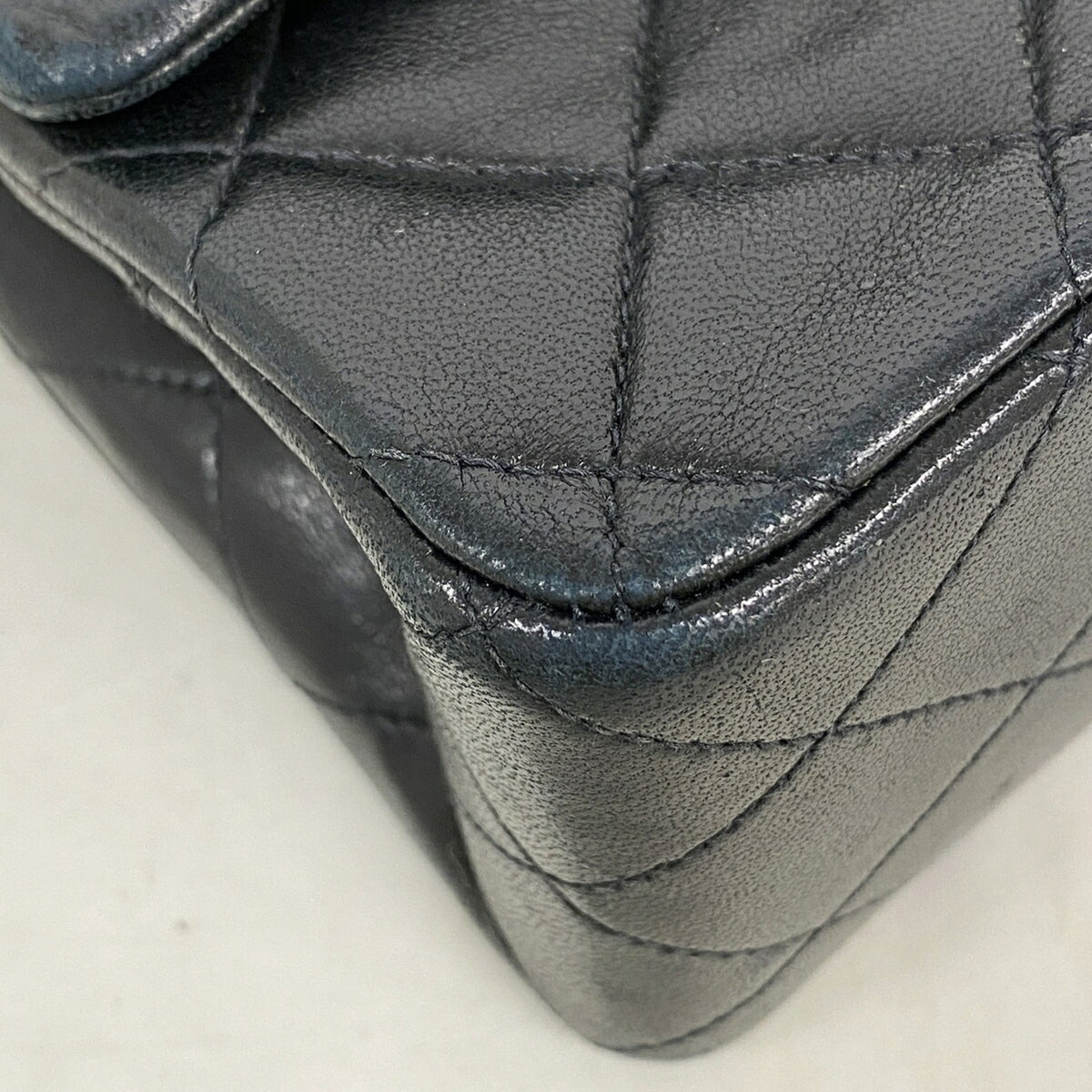 Chanel Black Leather Shoulder Bag (Pre-Owned)