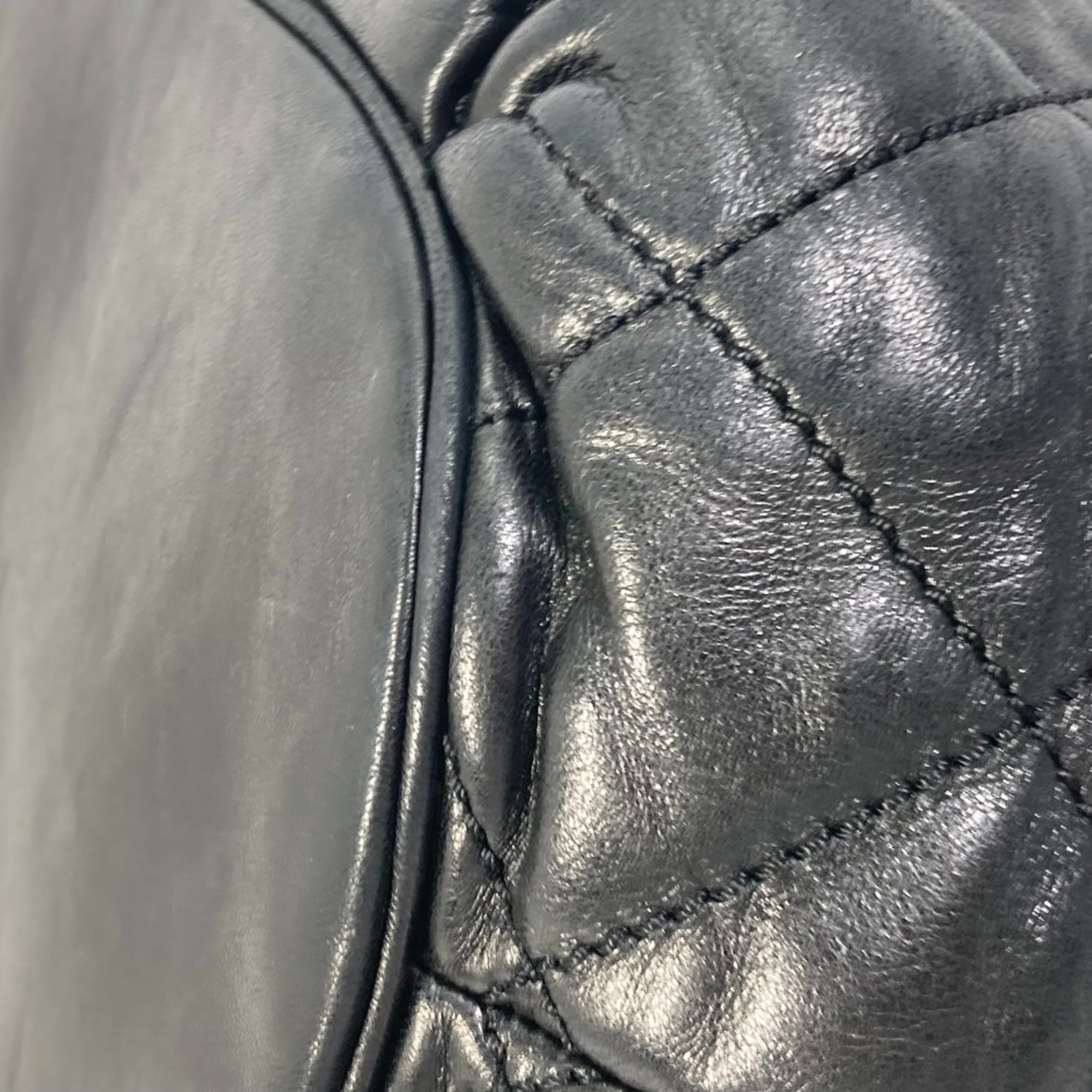 Chanel Black Leather Shoulder Bag (Pre-Owned)