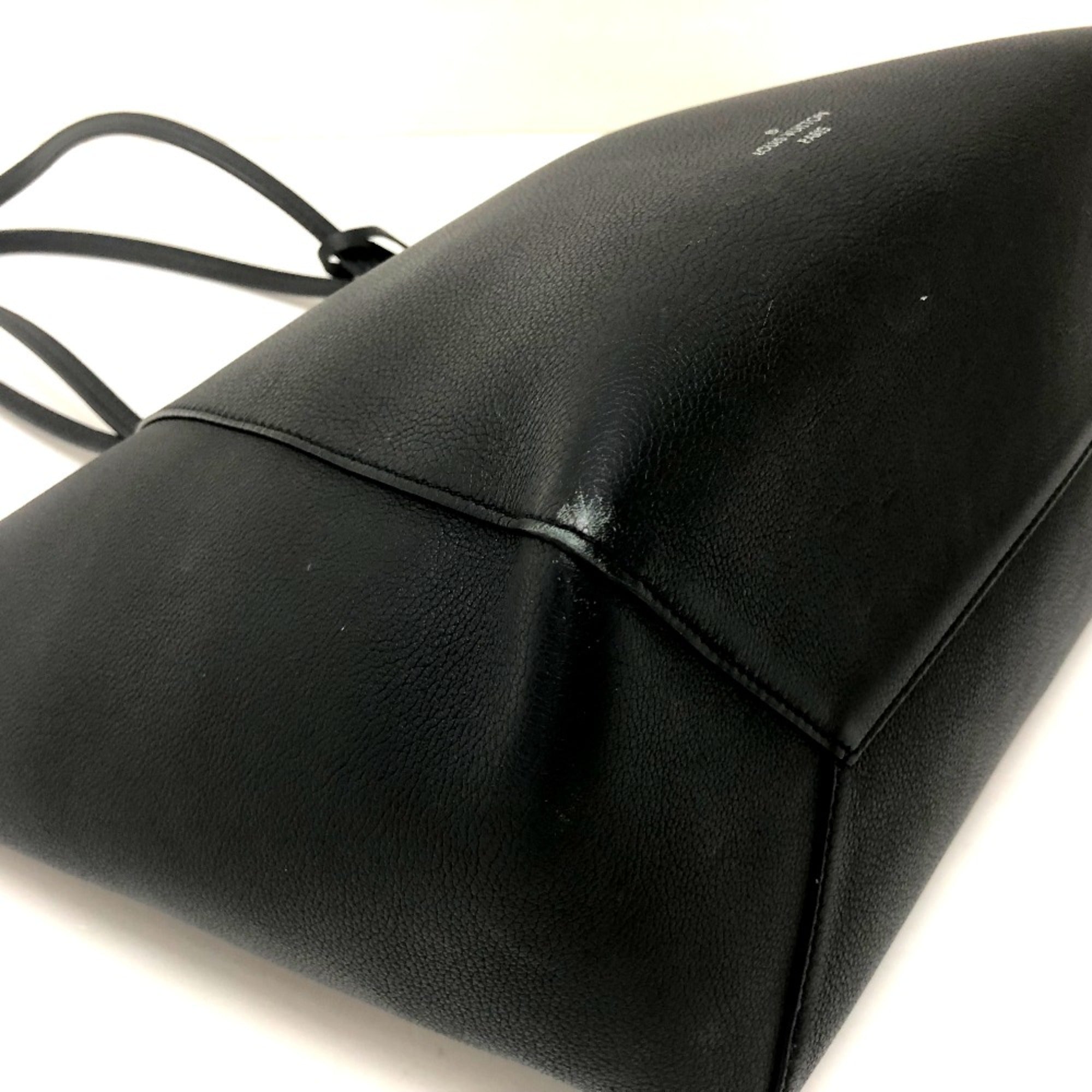 Louis Vuitton Black Leather Shoulder Bag (Pre-Owned)