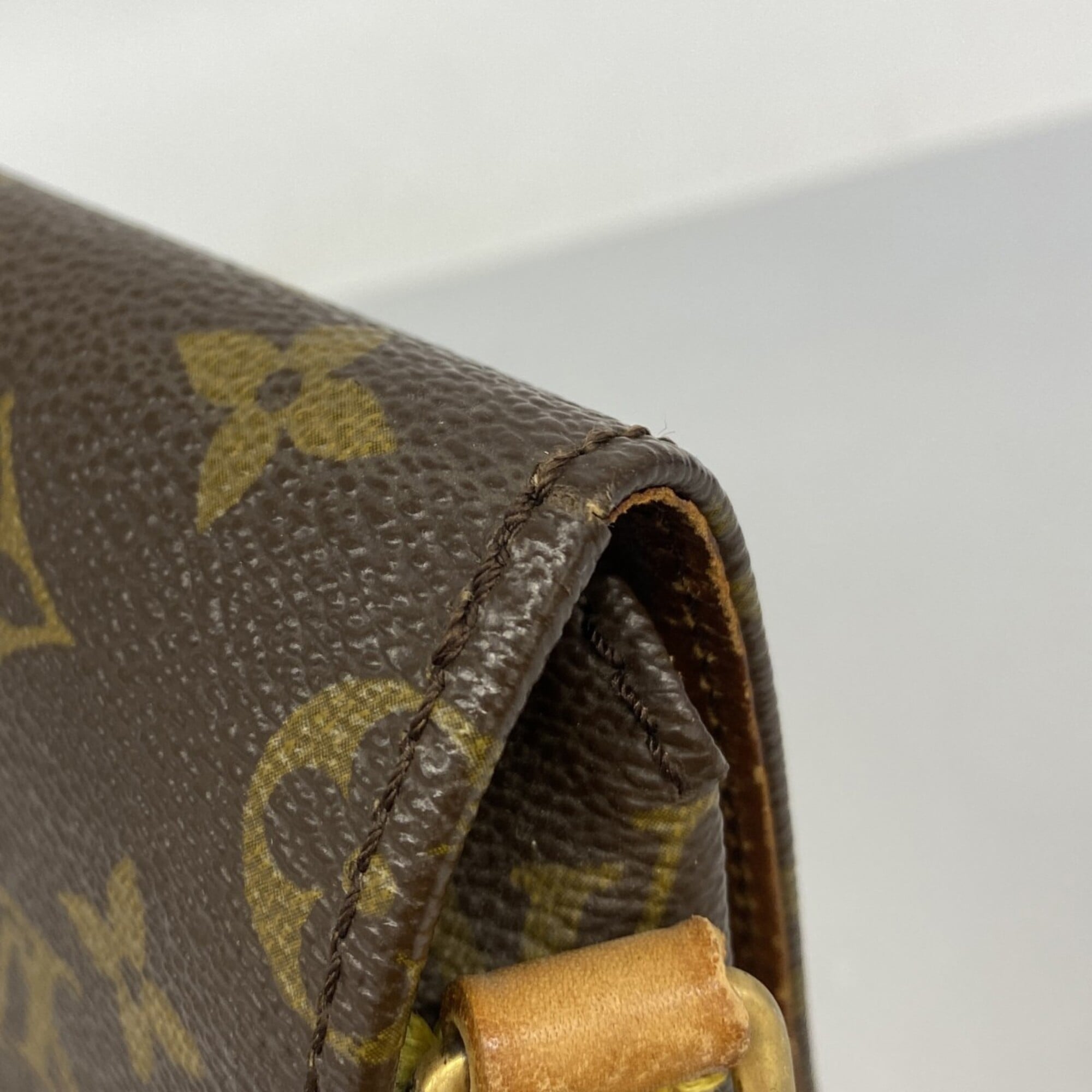 Louis Vuitton Brown Shoulder Bag (Pre-Owned)