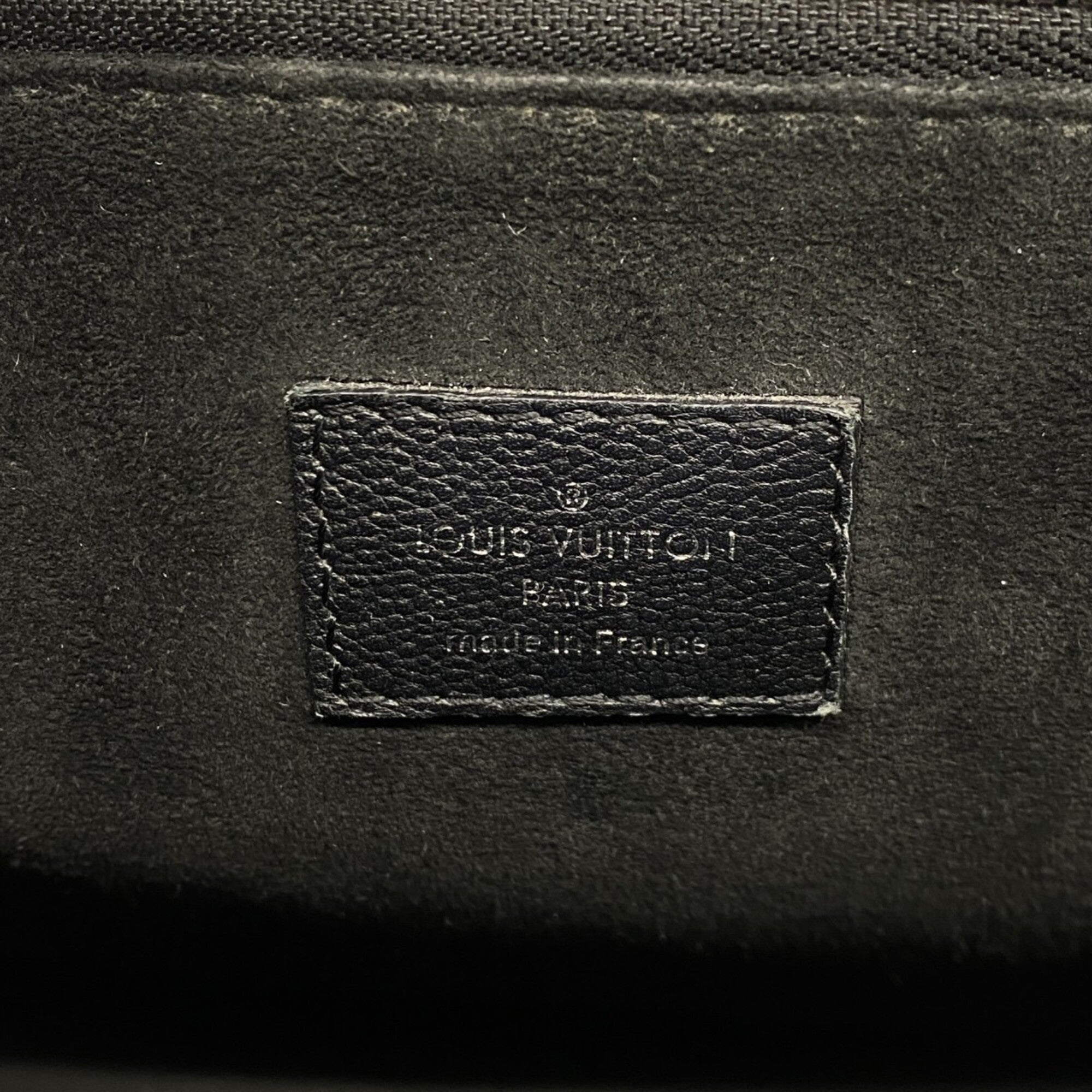 Louis Vuitton Noir Handbag (Pre-Owned)