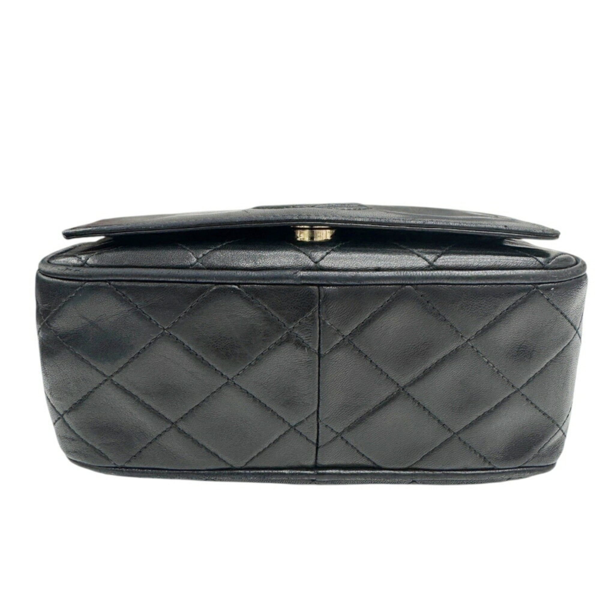 Chanel Black Leather Shoulder Bag (Pre-Owned)