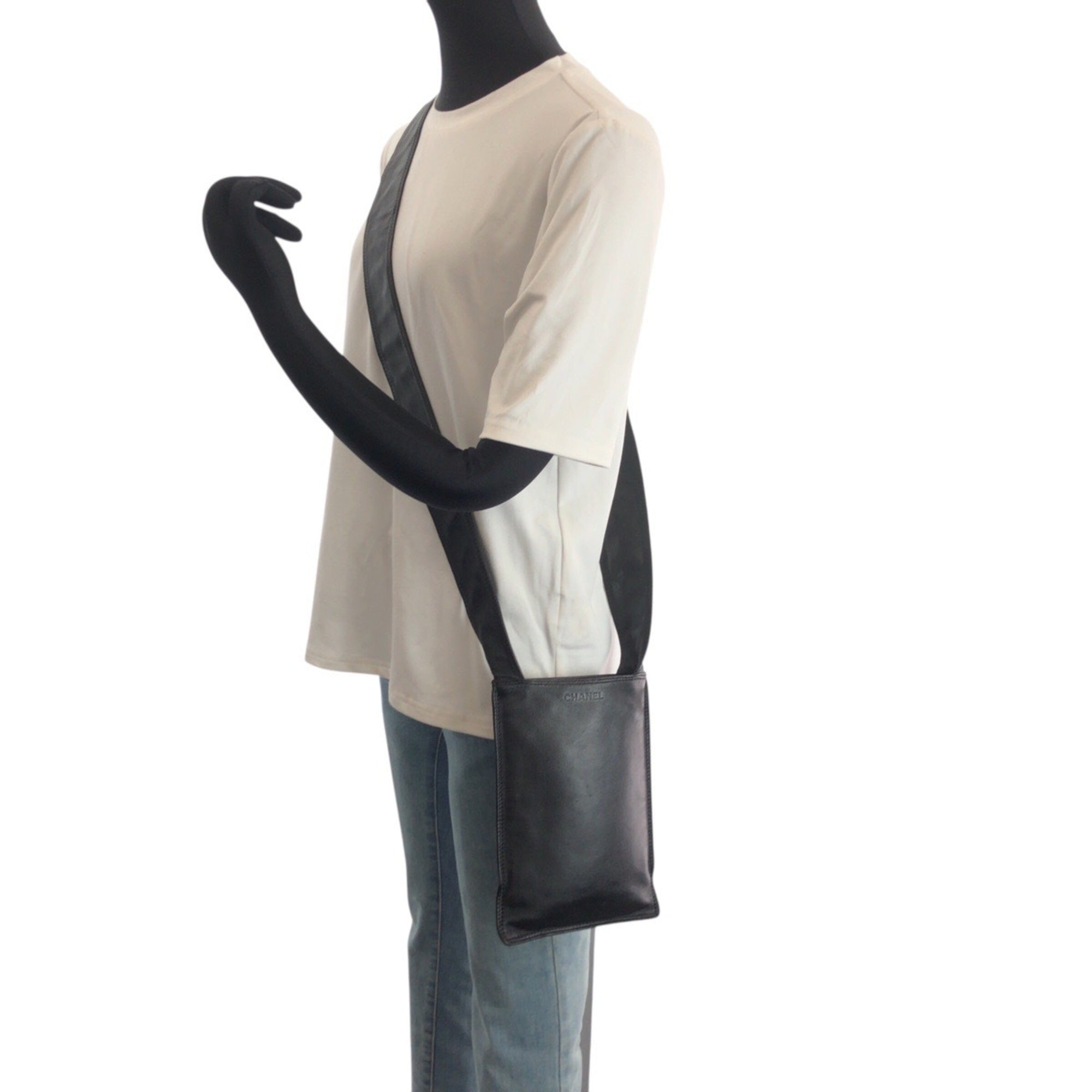 Chanel Black Leather Pochette Shoulder Bag (Pre-Owned)