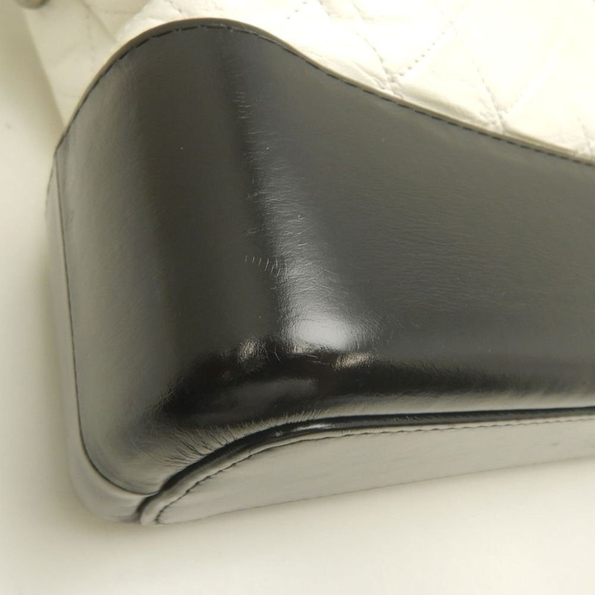 Chanel Black White Leather Shoulder Bag (Pre-Owned)