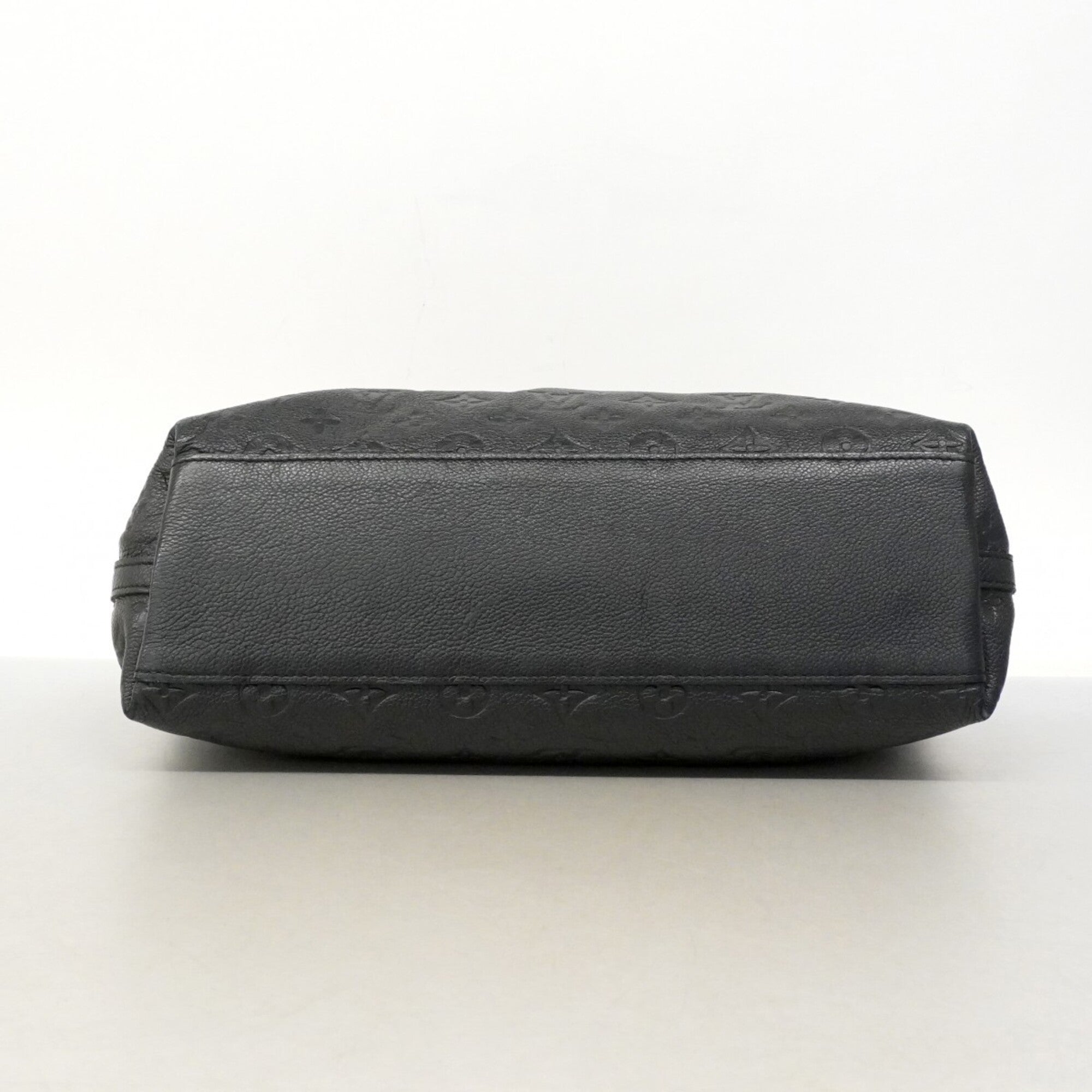 Louis Vuitton Noir Handbag (Pre-Owned)