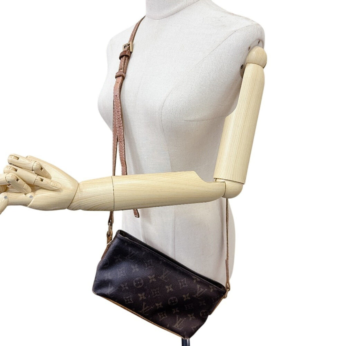 Louis Vuitton Brown Monogram Canvas Shoulder Bag (Pre-Owned)