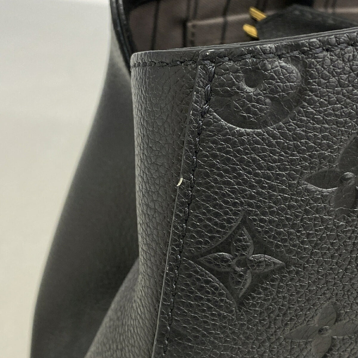 Louis Vuitton Noir Handbag (Pre-Owned)