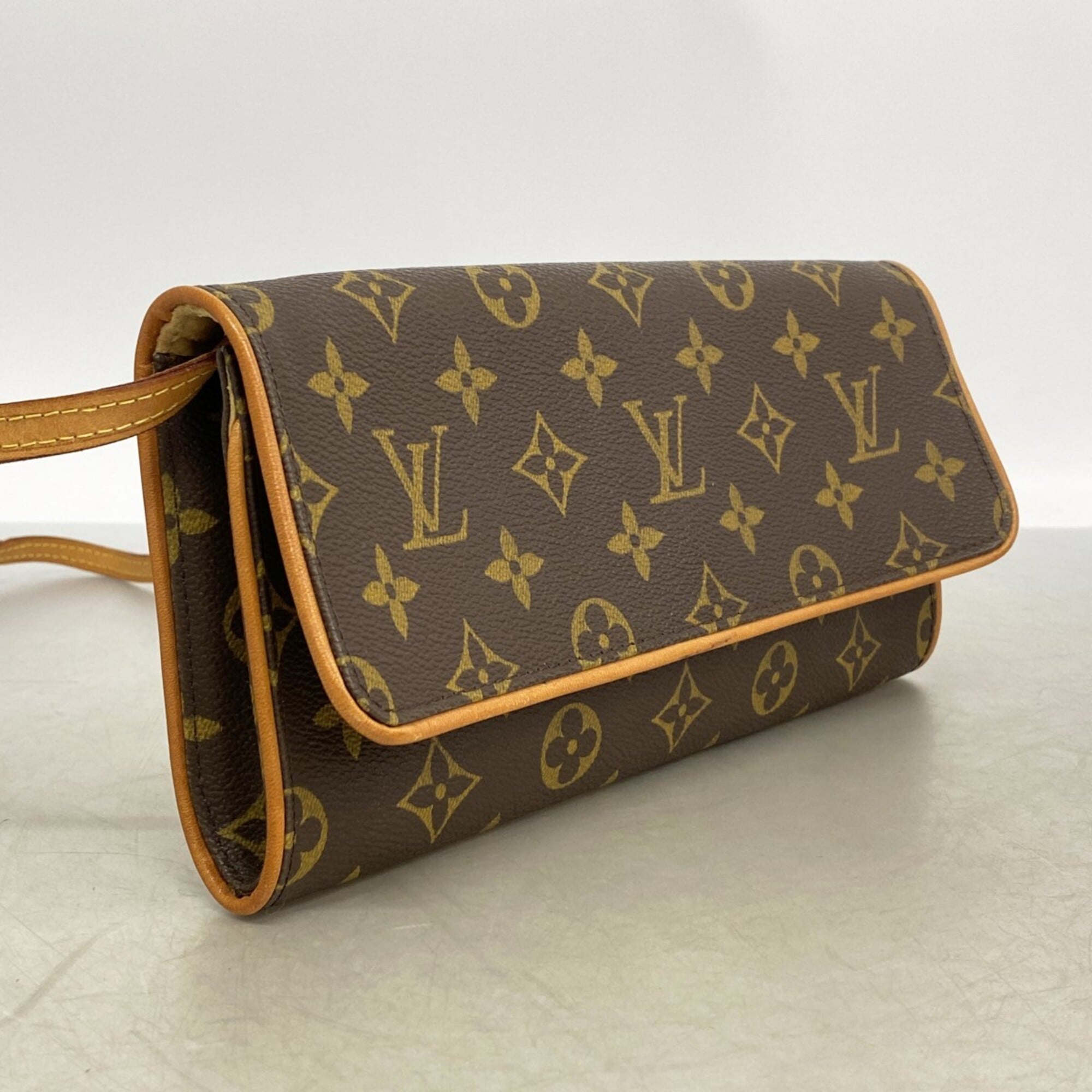 Louis Vuitton Brown Shoulder Bag (Pre-Owned)