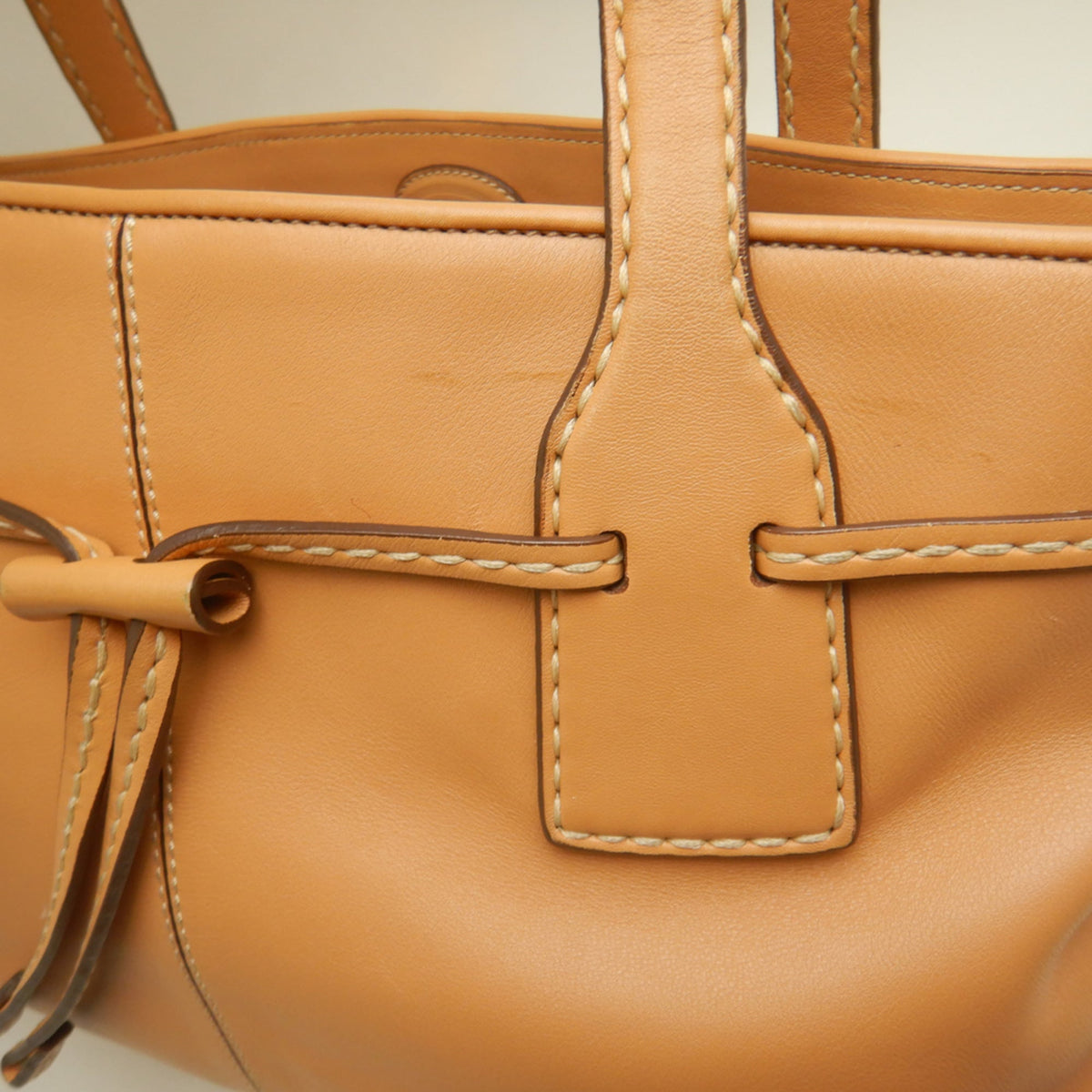 Tod's Camel Leather Tote Bag (Pre-Owned)