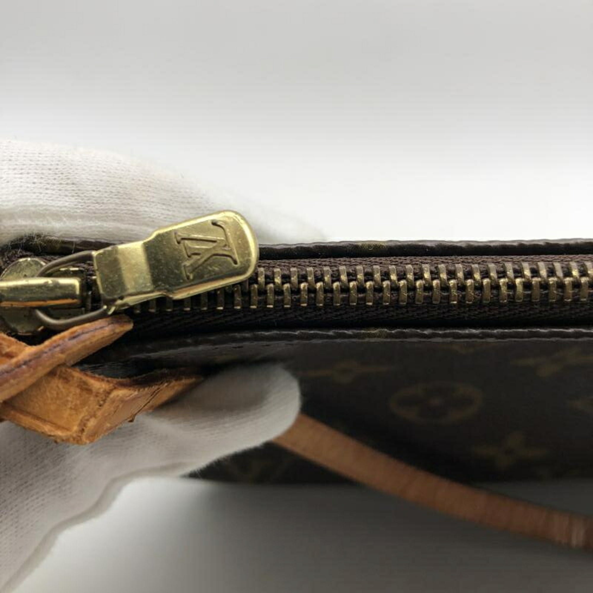 Louis Vuitton Brown Handbag Pochette (Pre-Owned)