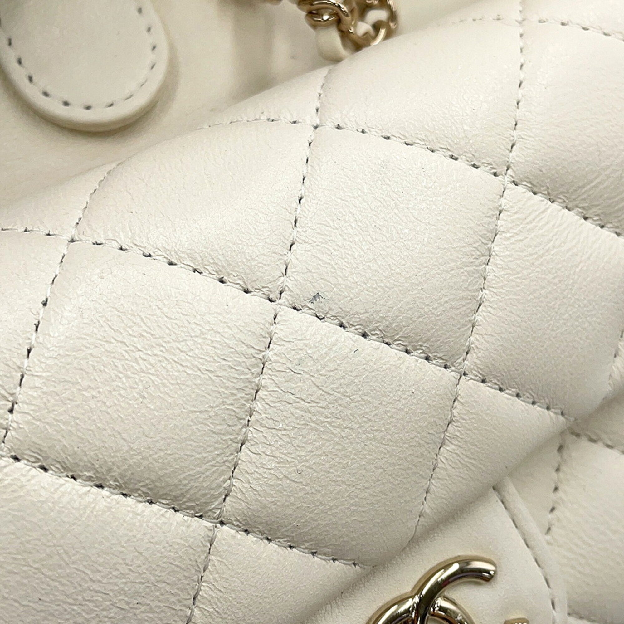 Chanel White Leather Handbag (Pre-Owned)