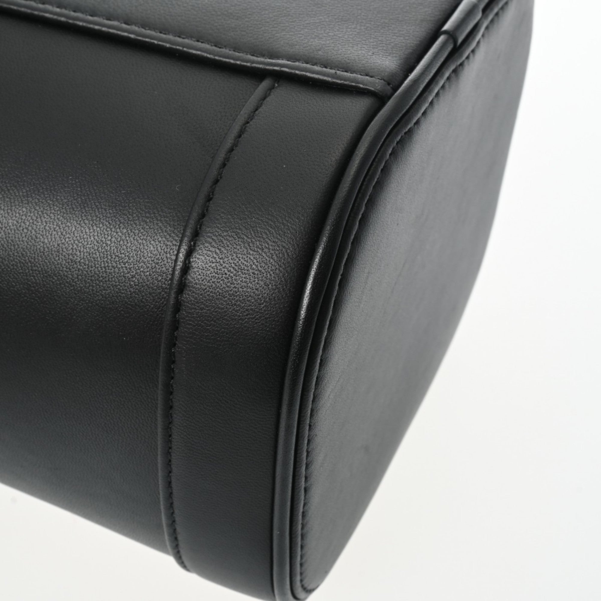 Chanel Black Leather Handbag (Pre-Owned)