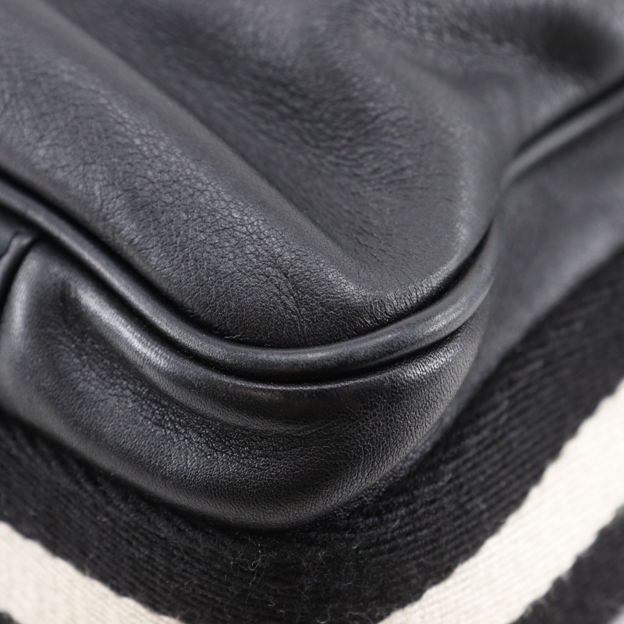 Bally Black Leather Shoulder Bag (Pre-Owned)