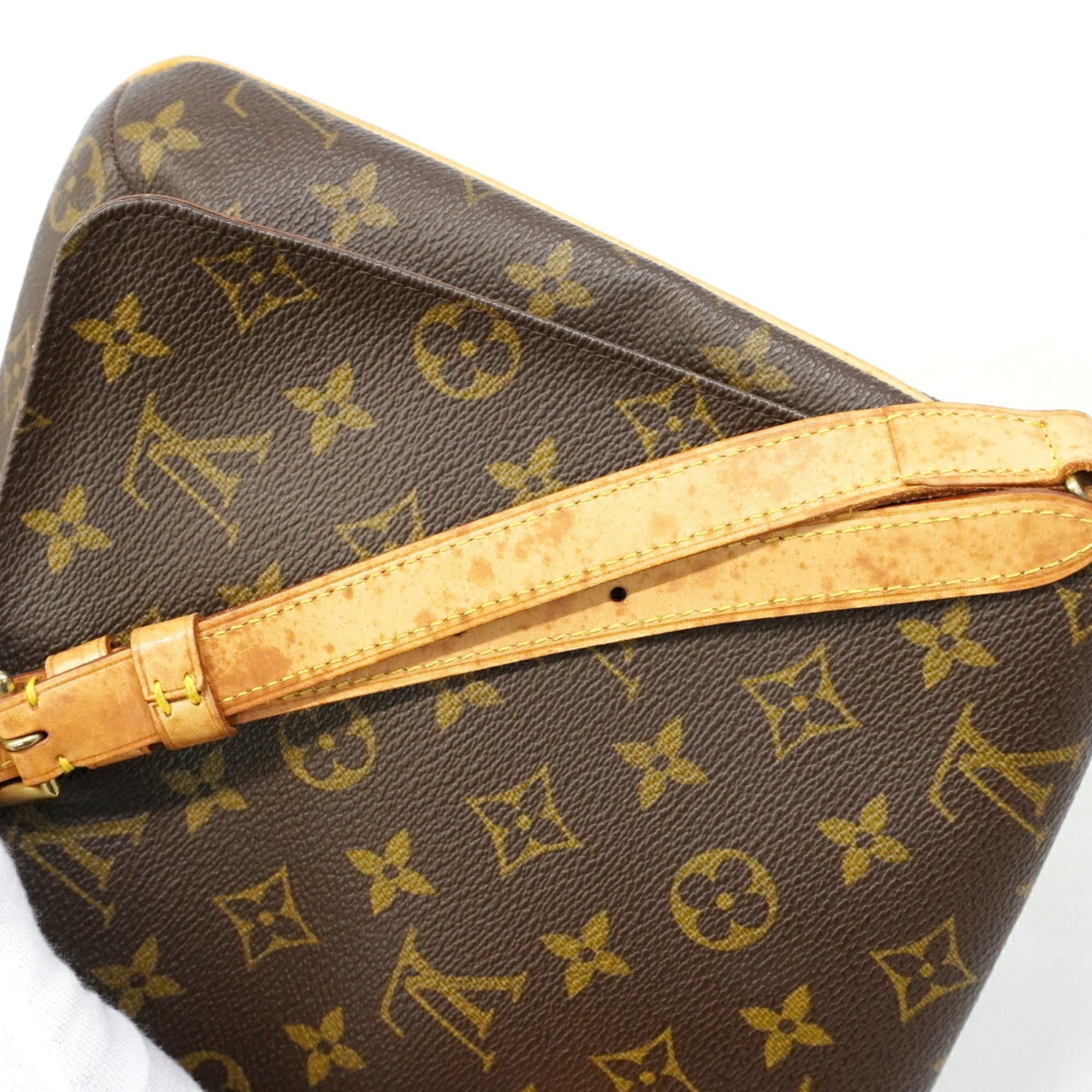 Louis Vuitton Brown Shoulder Bag (Pre-Owned)