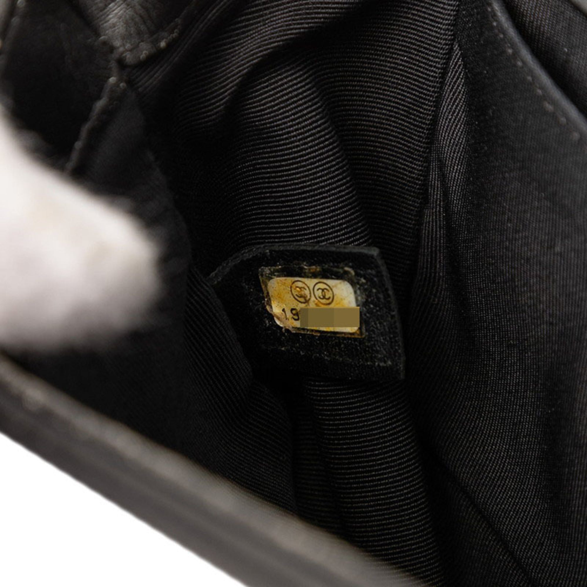 Chanel Black Leather Shoulder Bag (Pre-Owned)