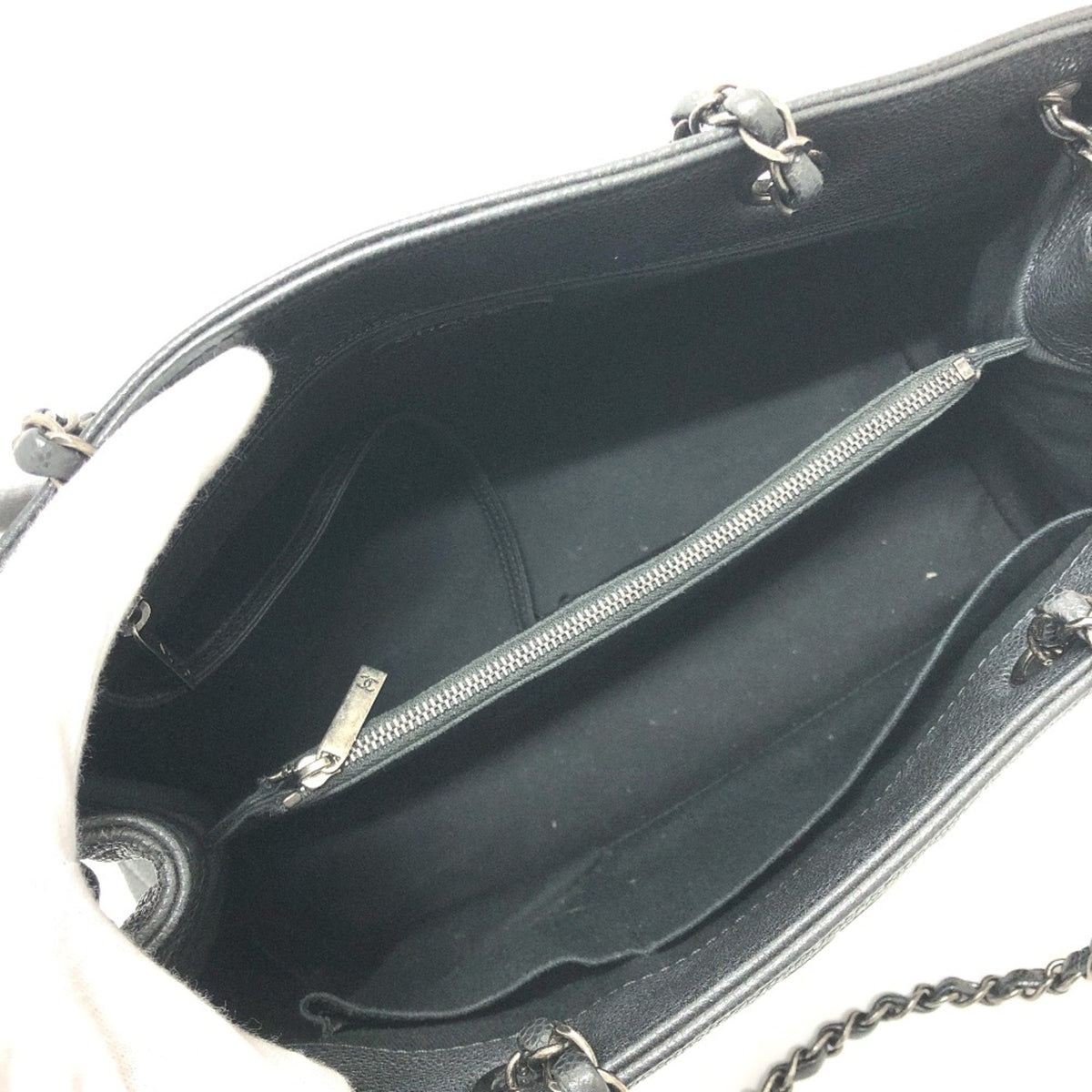 Chanel Black Leather Shoulder Bag (Pre-Owned)