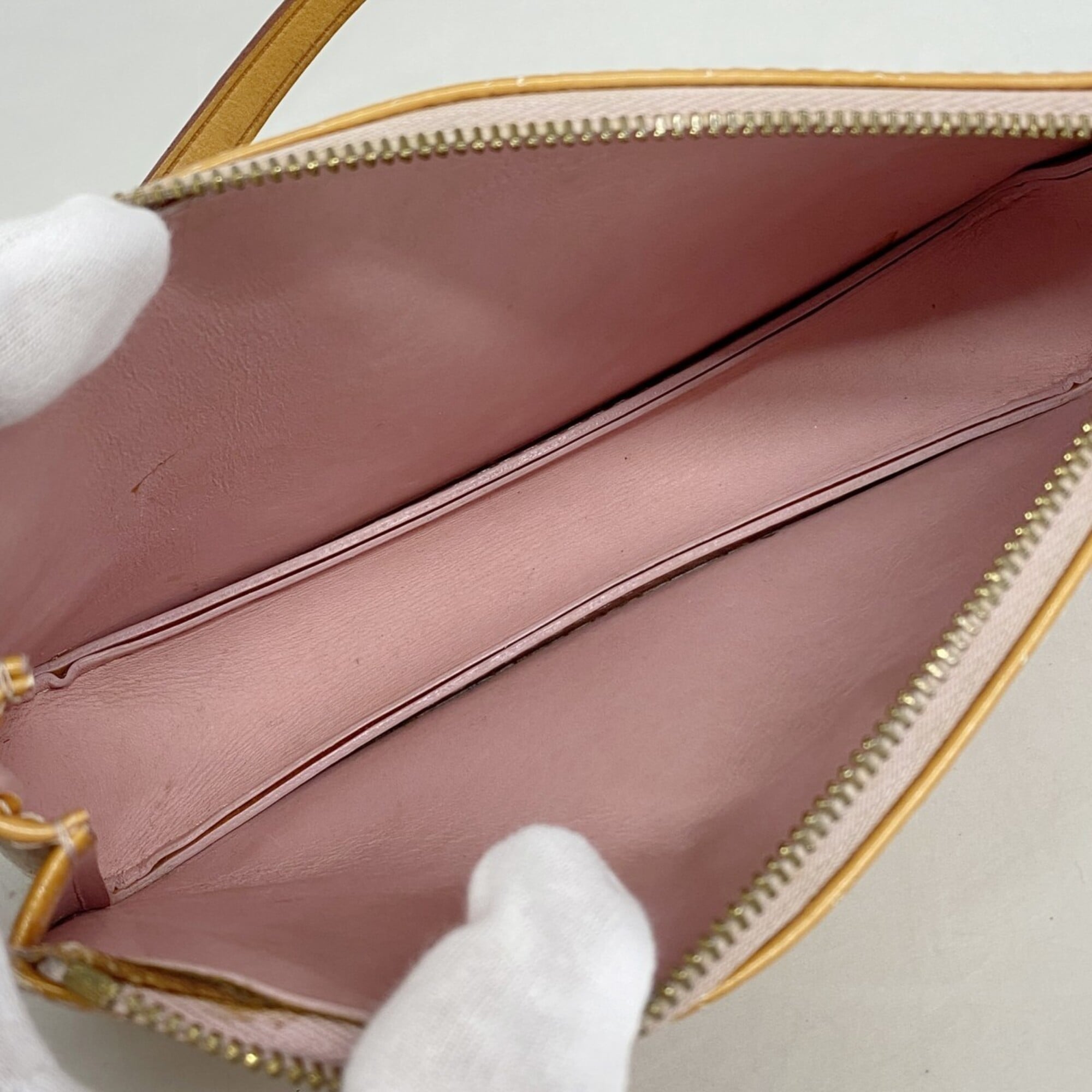 Louis Vuitton Pink Pouch (Pre-Owned)