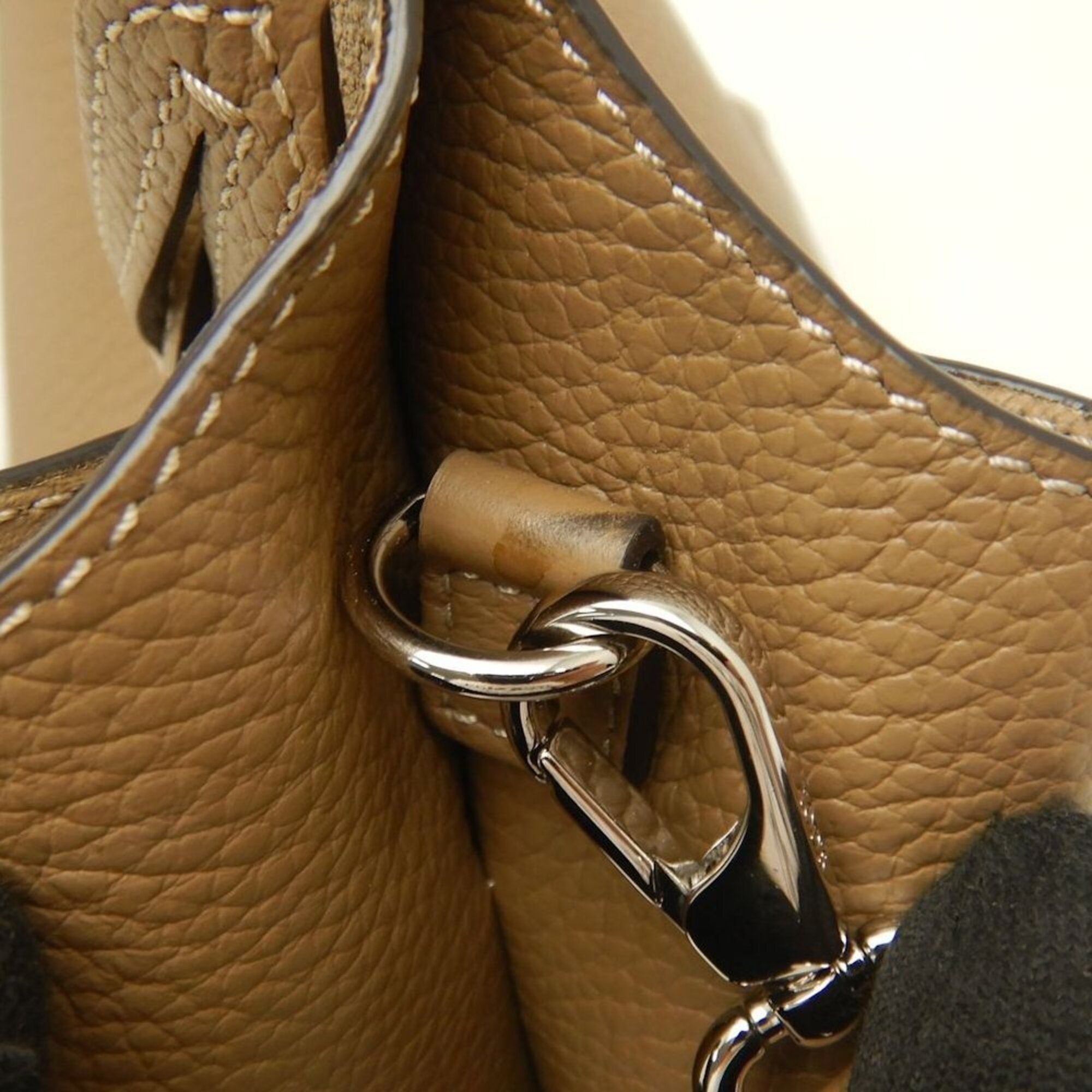 Tod's Brown Leather Handbag (Pre-Owned)