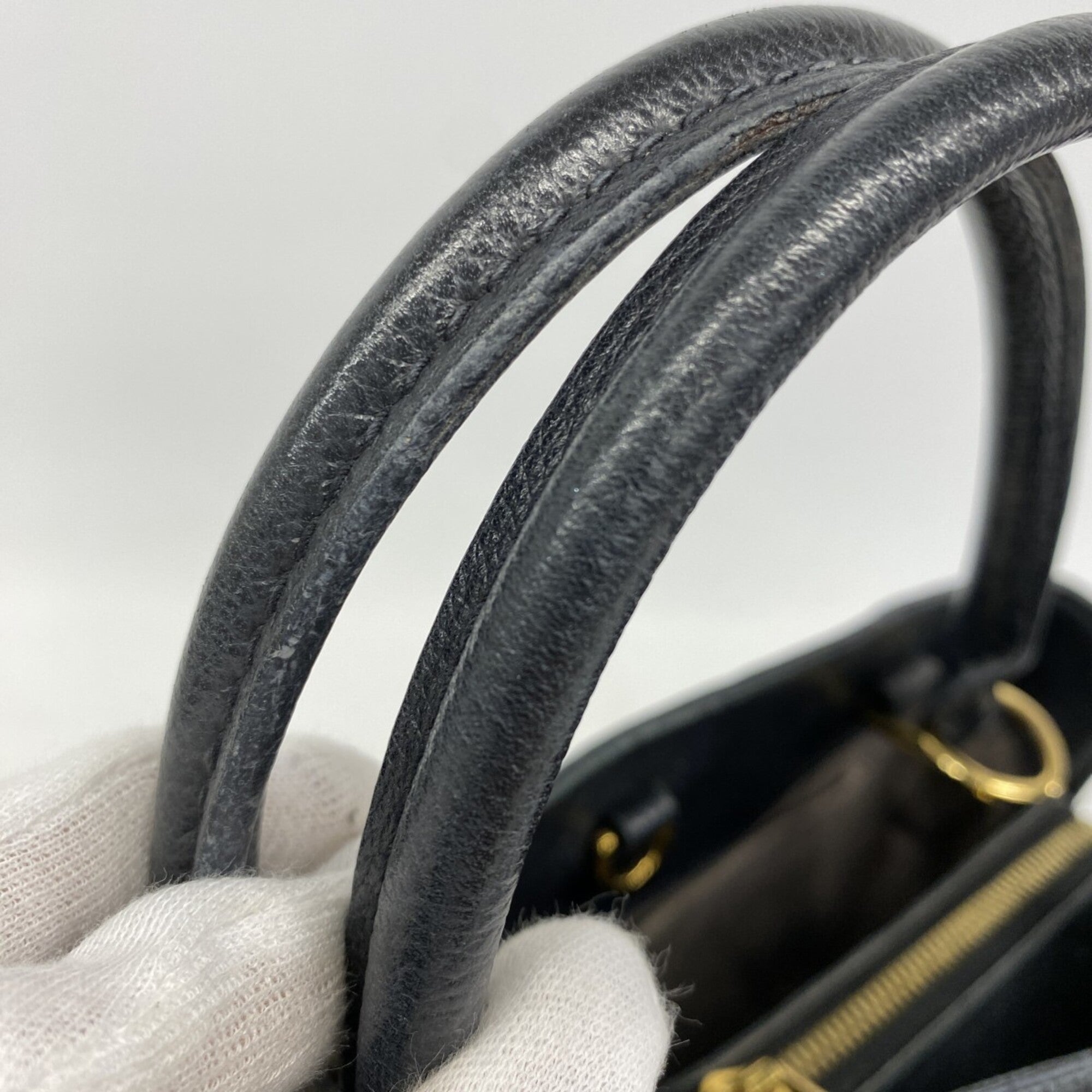 Louis Vuitton Noir Handbag (Pre-Owned)