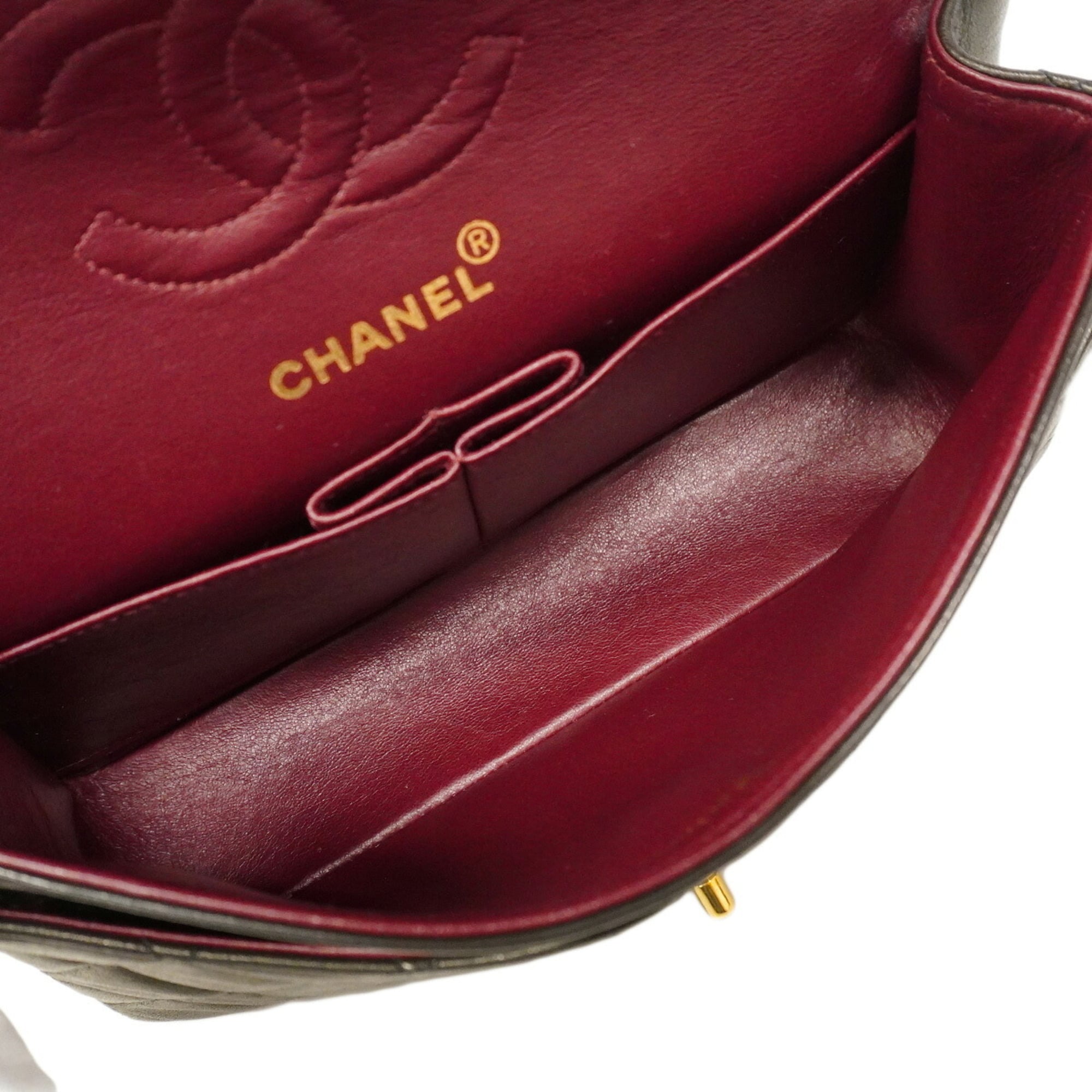Chanel Black Leather Shoulder Bag (Pre-Owned)