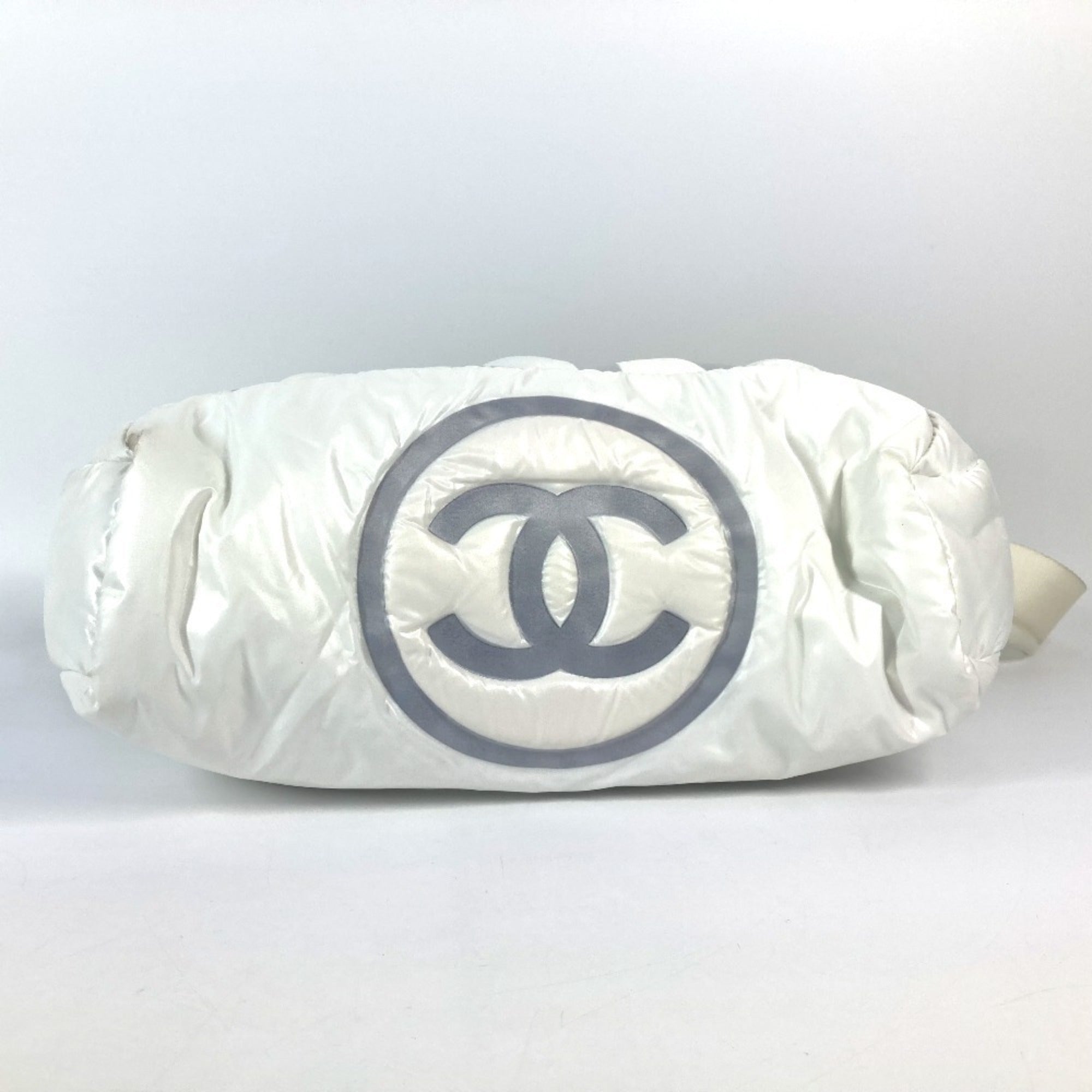 Chanel White Nylon Shoulder Bag (Pre-Owned)