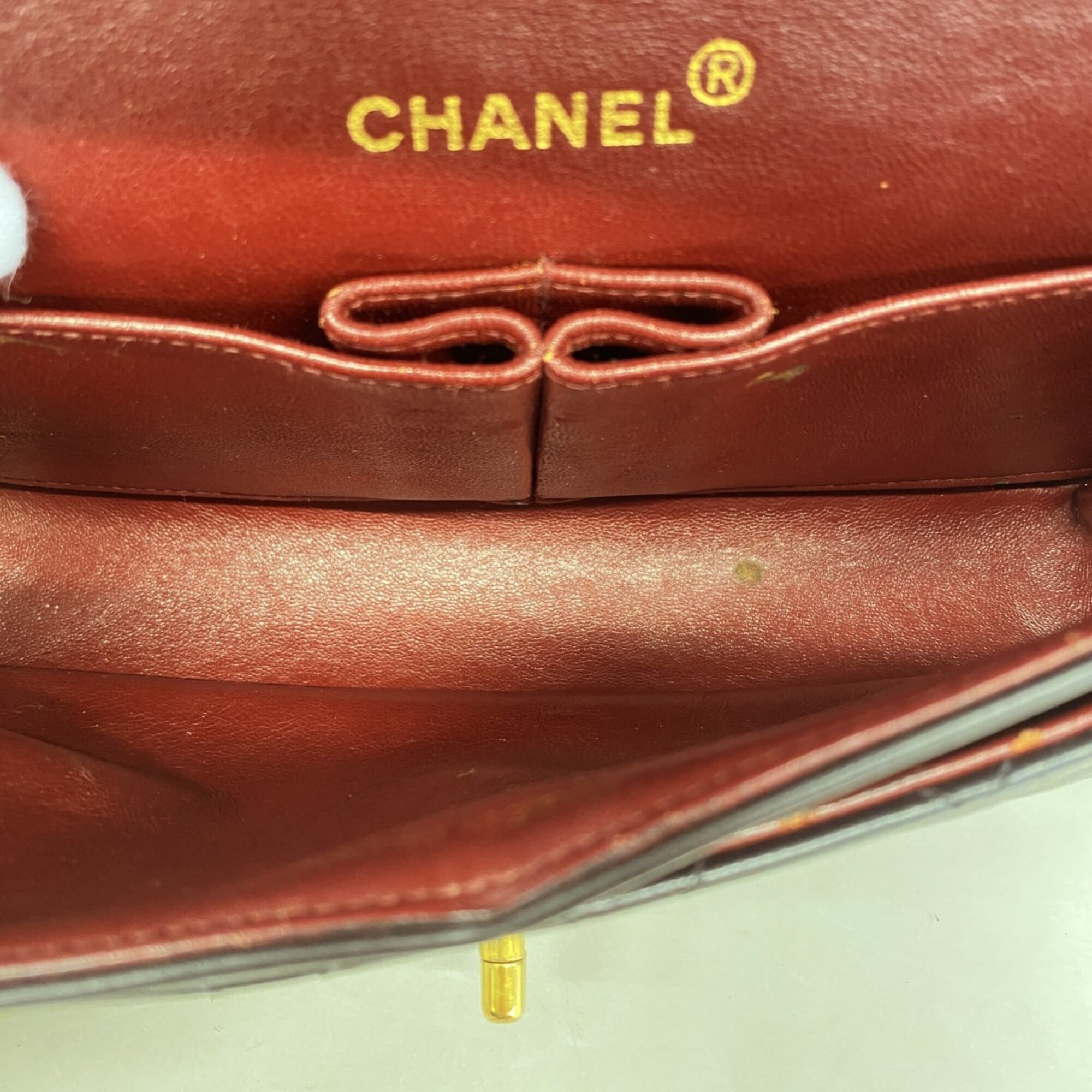 Chanel Black Leather Shoulder Bag (Pre-Owned)