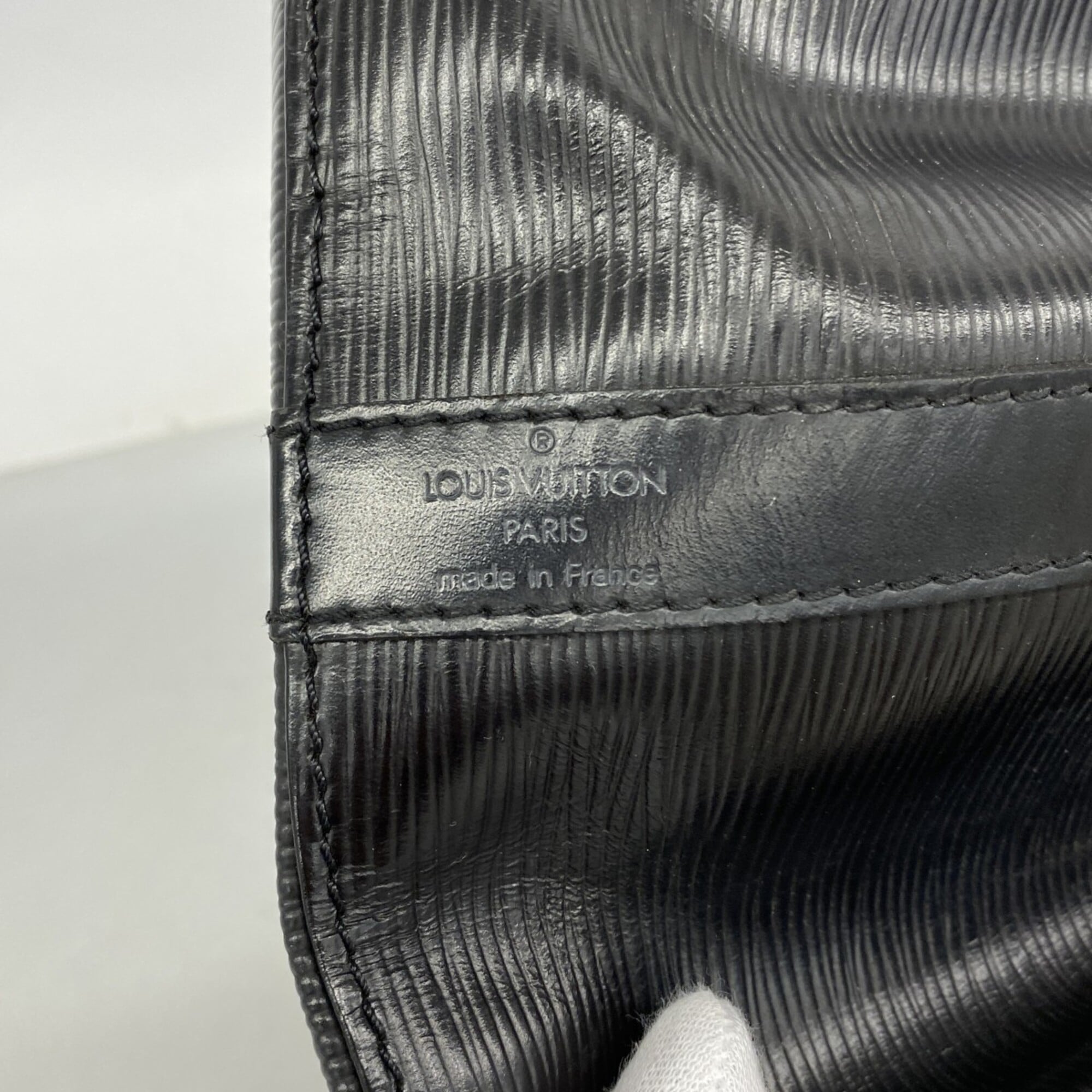 Louis Vuitton Noir Shoulder Bag (Pre-Owned)