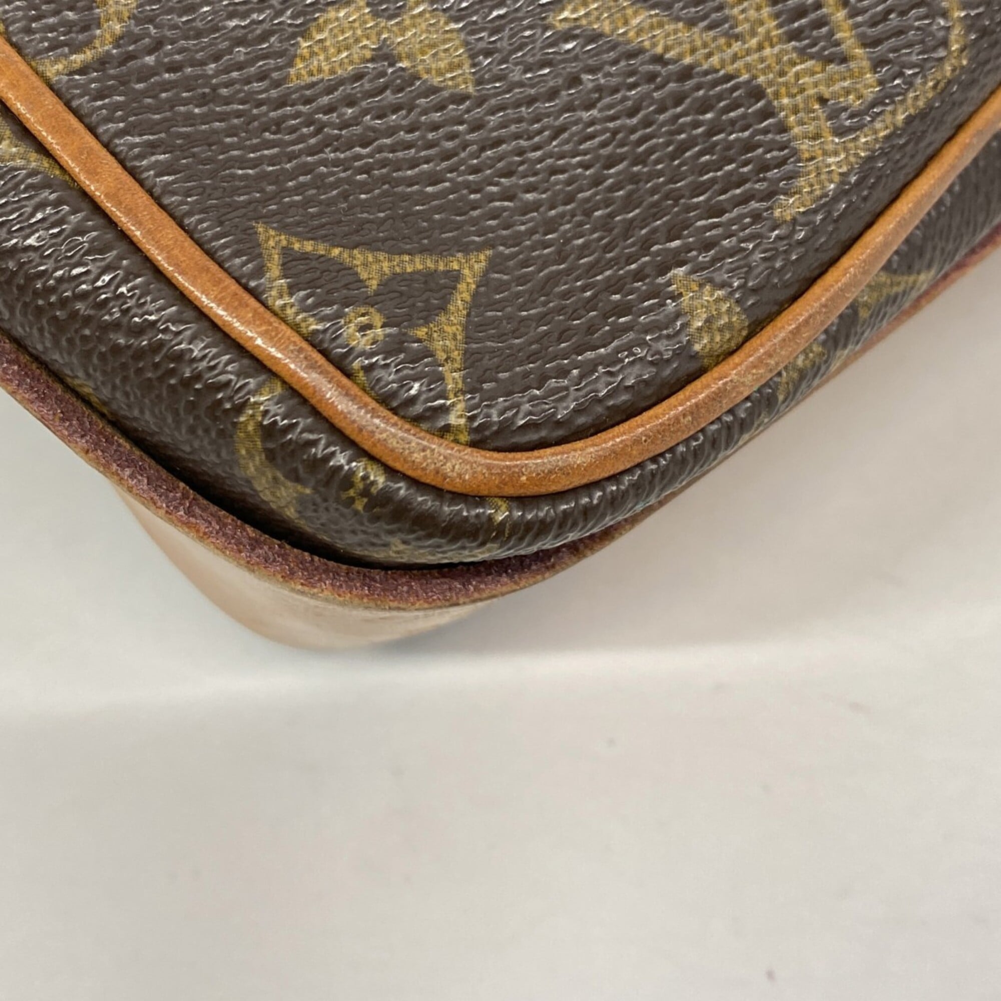 Louis Vuitton Brown Shoulder Bag (Pre-Owned)